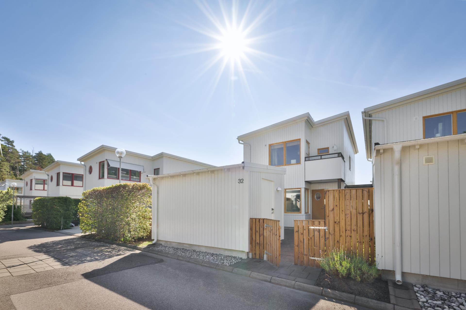 Välskött tvåplansvilla med inhägnad trädgård i söderläge i Kungsbacka