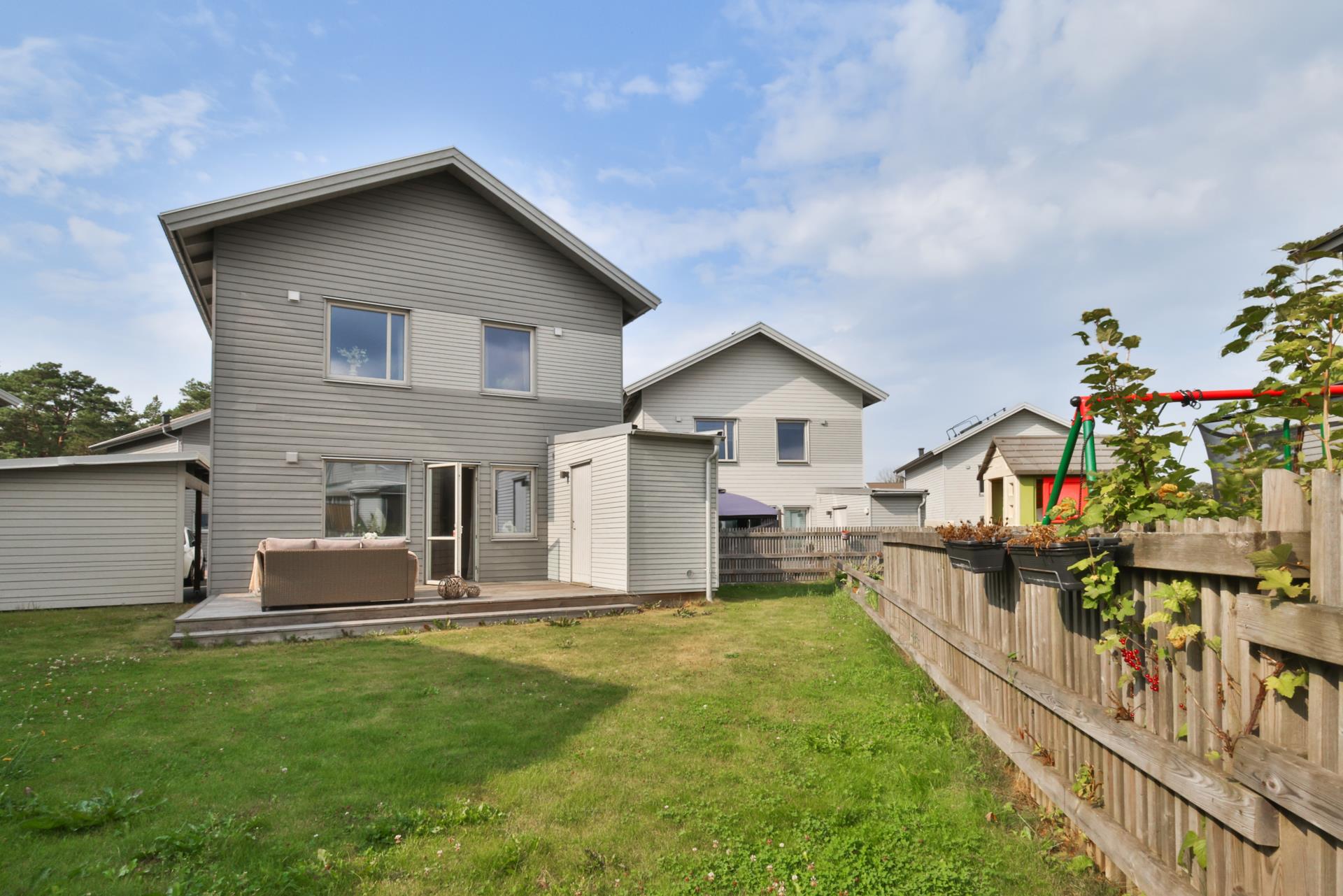 Modernt bostadsrättshus med härlig trädgård och carport i Länsmansgården