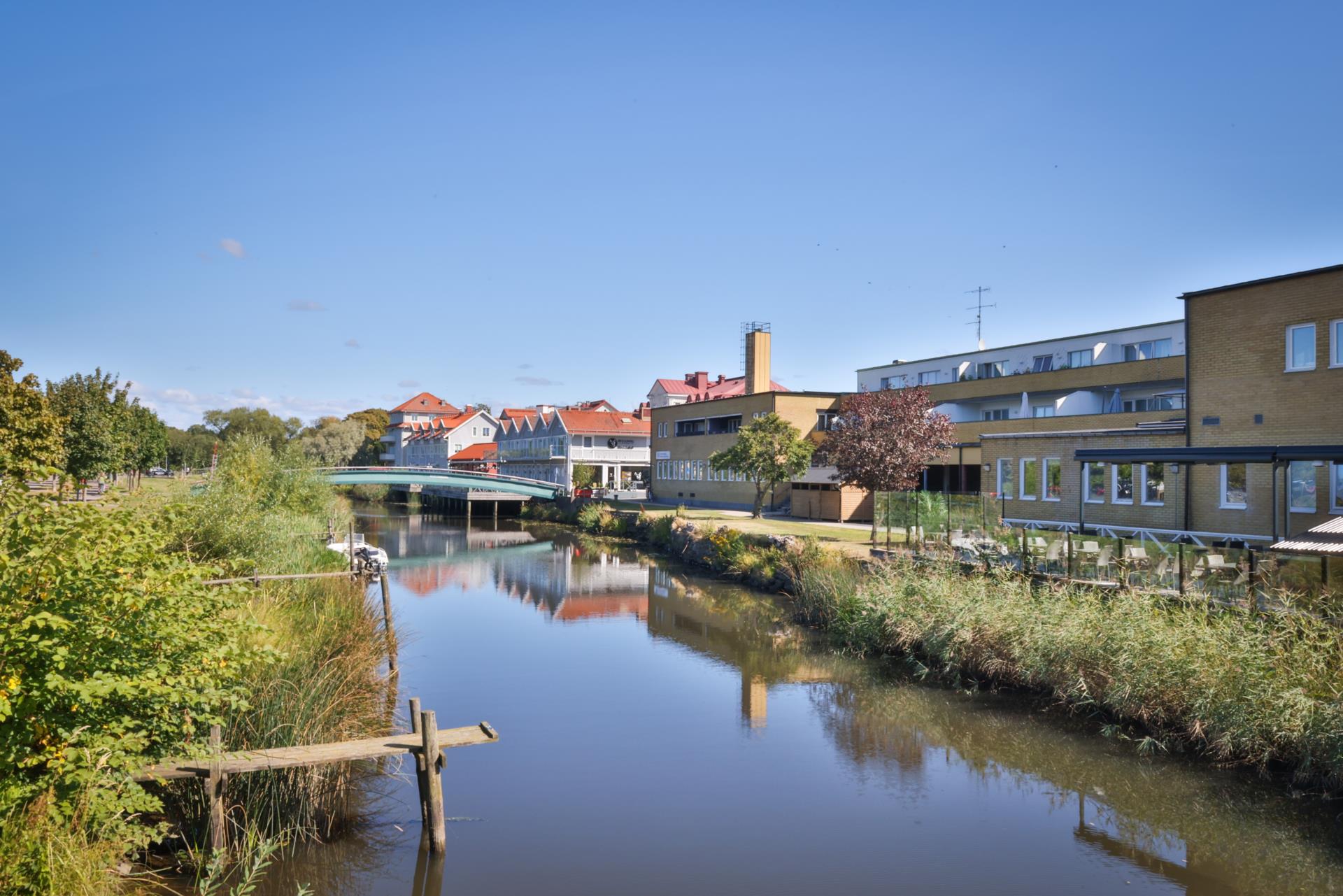 Välskött tvåplansvilla med inhägnad trädgård i söderläge i Kungsbacka
