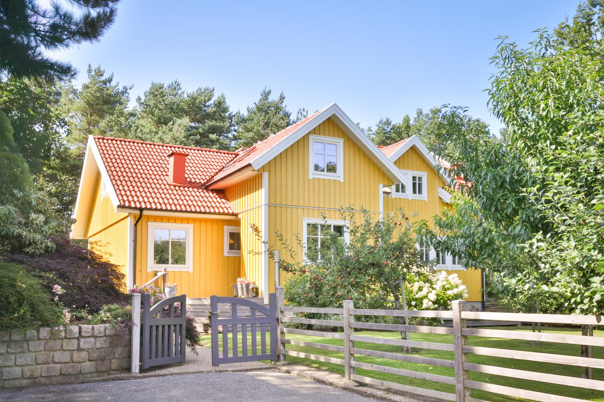 Vacker villa med grönskande trädgård och garage i Björlanda