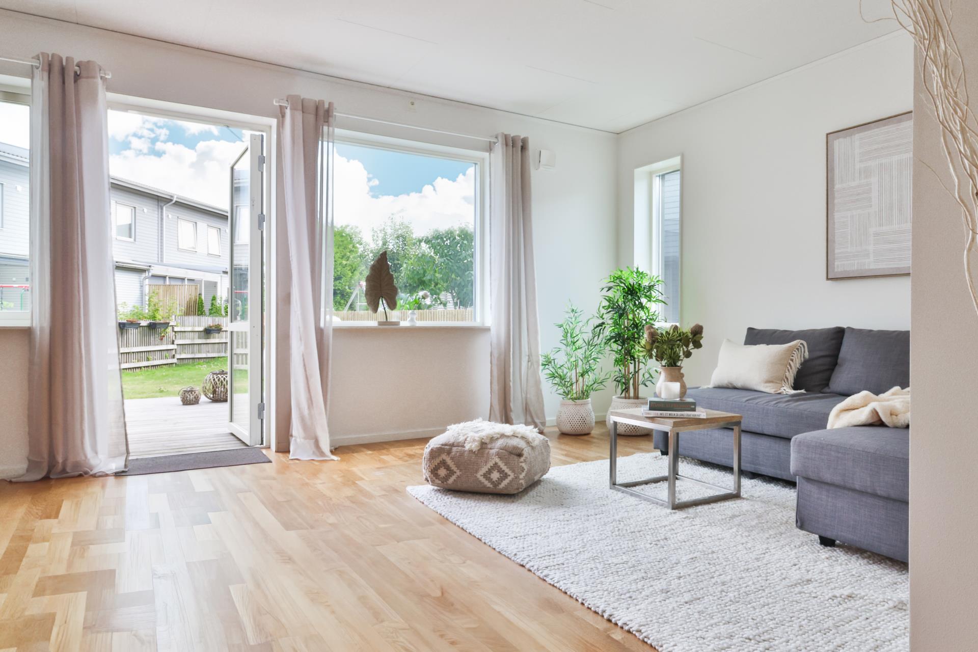 Modernt bostadsrättshus med härlig trädgård och carport i Länsmansgården