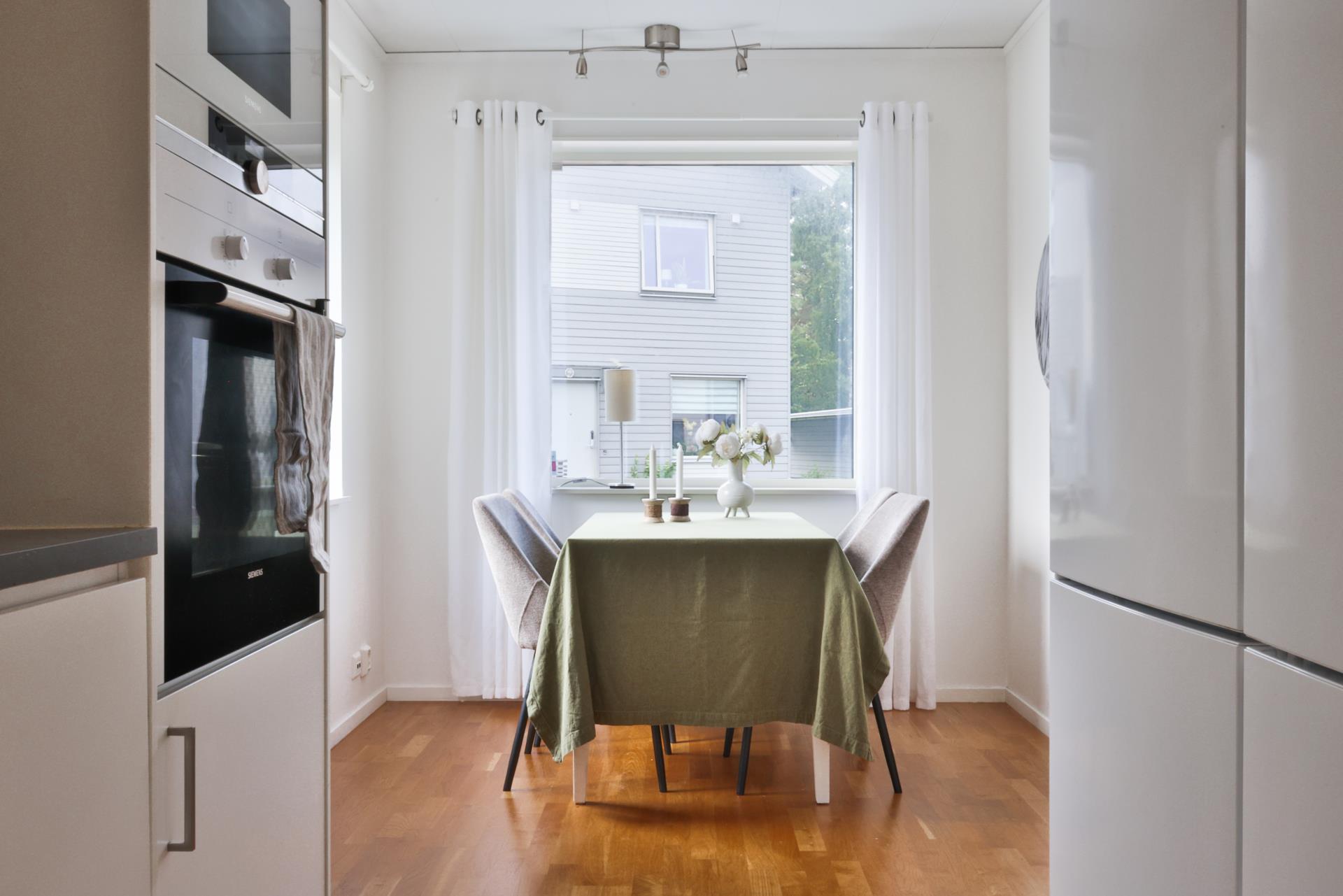 Modernt bostadsrättshus med härlig trädgård och carport i Länsmansgården