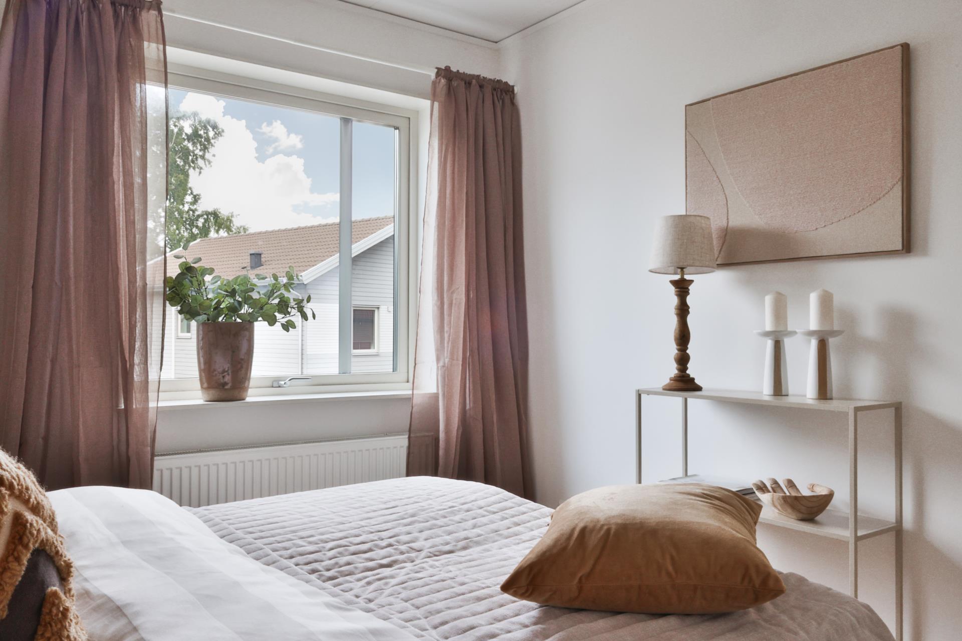 Modernt bostadsrättshus med härlig trädgård och carport i Länsmansgården