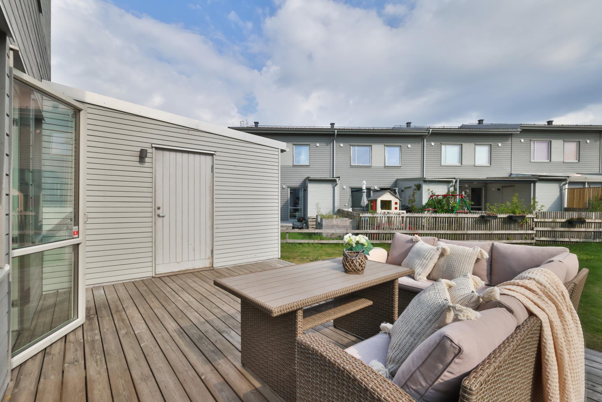Modernt bostadsrättshus med härlig trädgård och carport i Länsmansgården