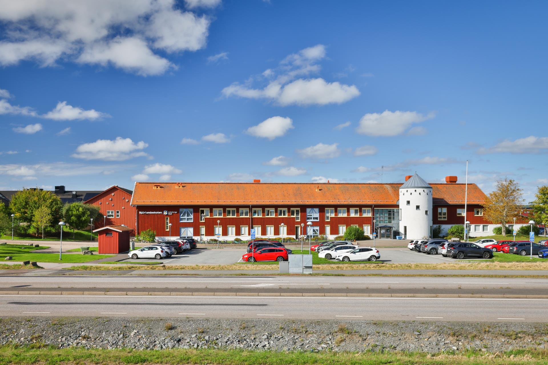 Vacker villa med grönskande trädgård och garage i Björlanda