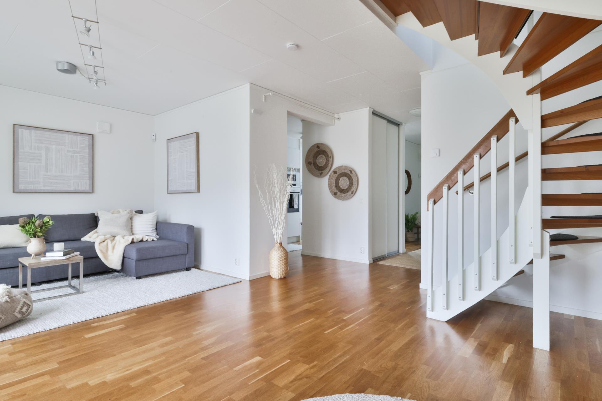Modernt bostadsrättshus med härlig trädgård och carport i Länsmansgården