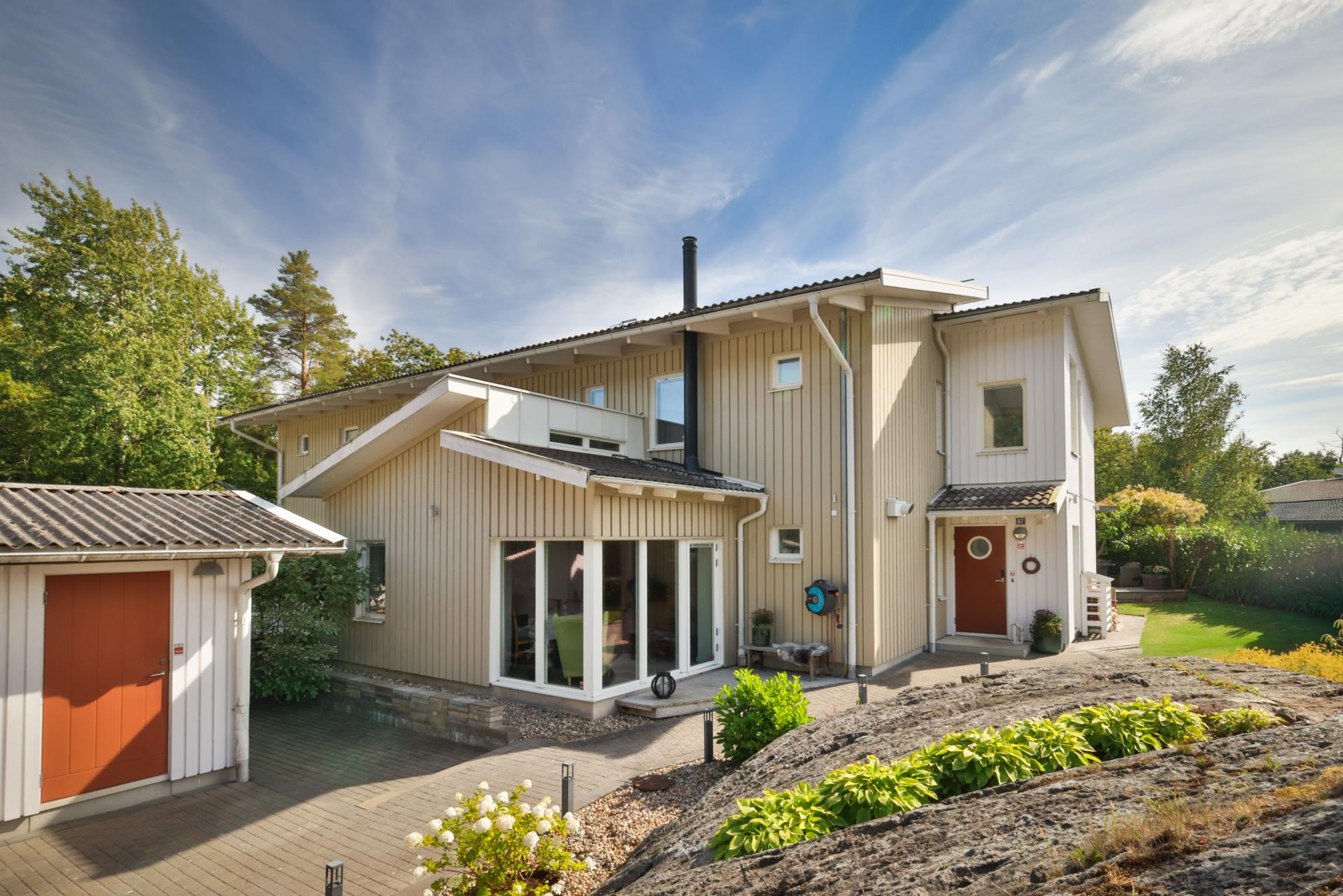 Välskött energieffektivt parhus med fantastisk trädgård i Lilleby