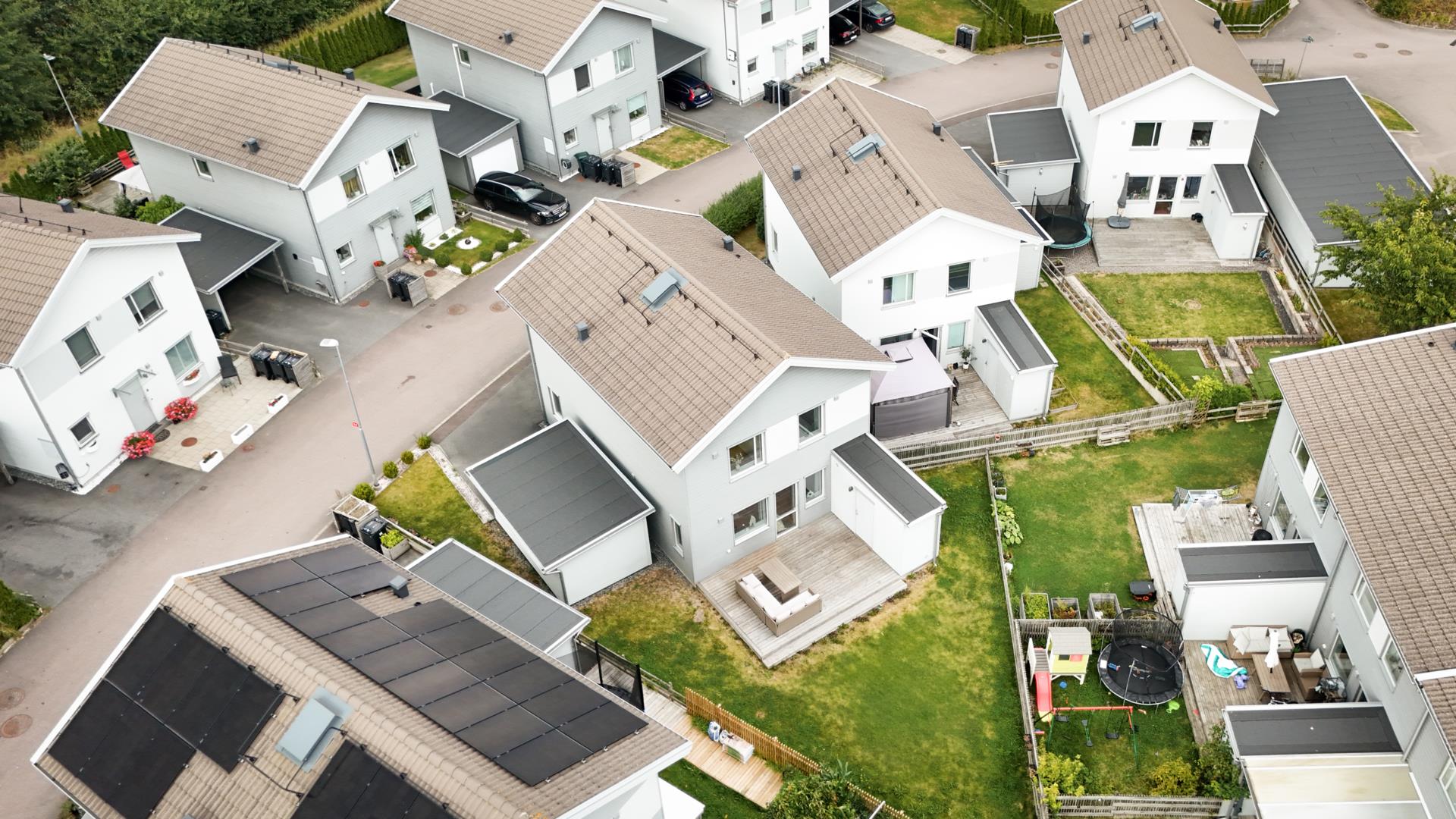 Modernt bostadsrättshus med härlig trädgård och carport i Länsmansgården