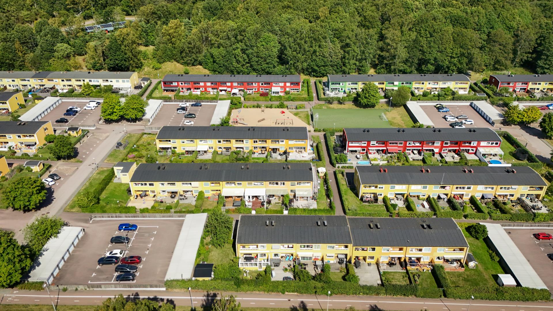 Familjevänligt radhus med modernt kök och trädgård i söderläge i Tuve