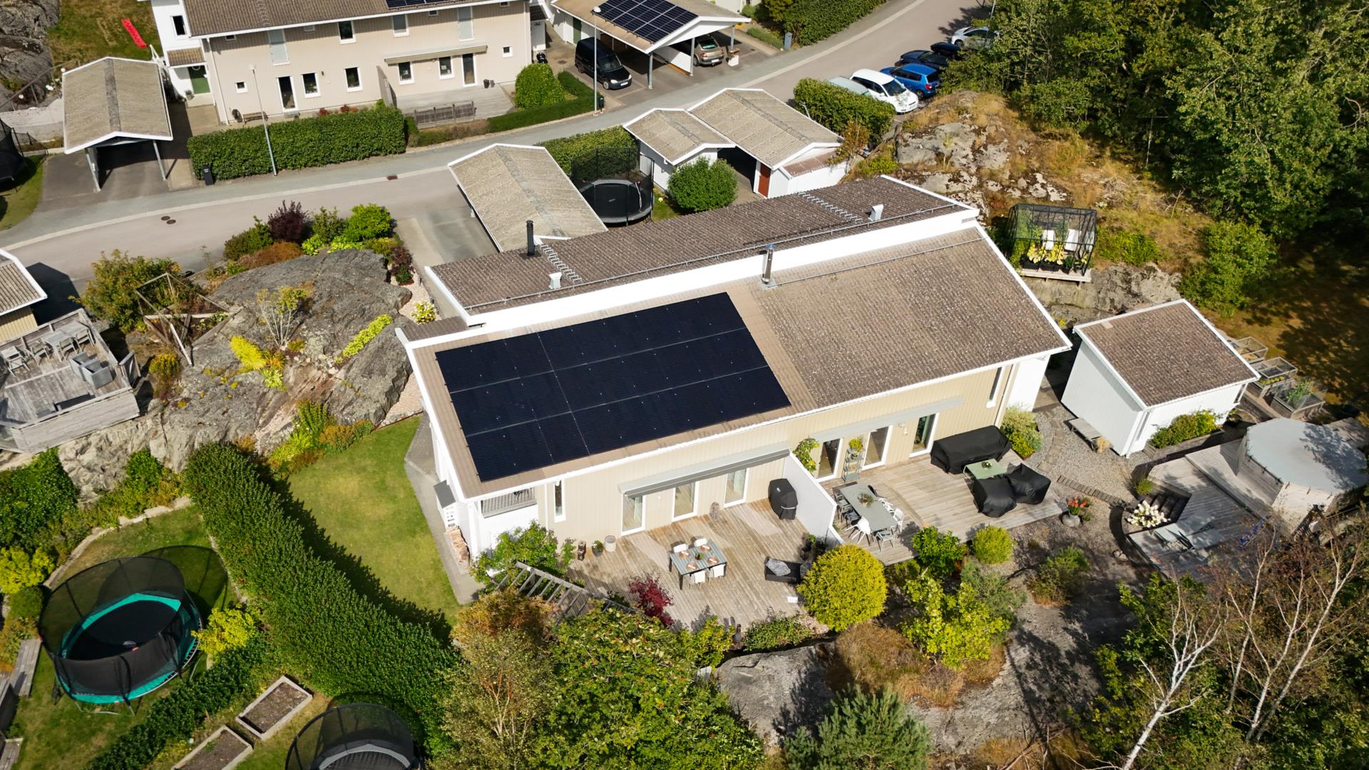 Välskött energieffektivt parhus med fantastisk trädgård i Lilleby