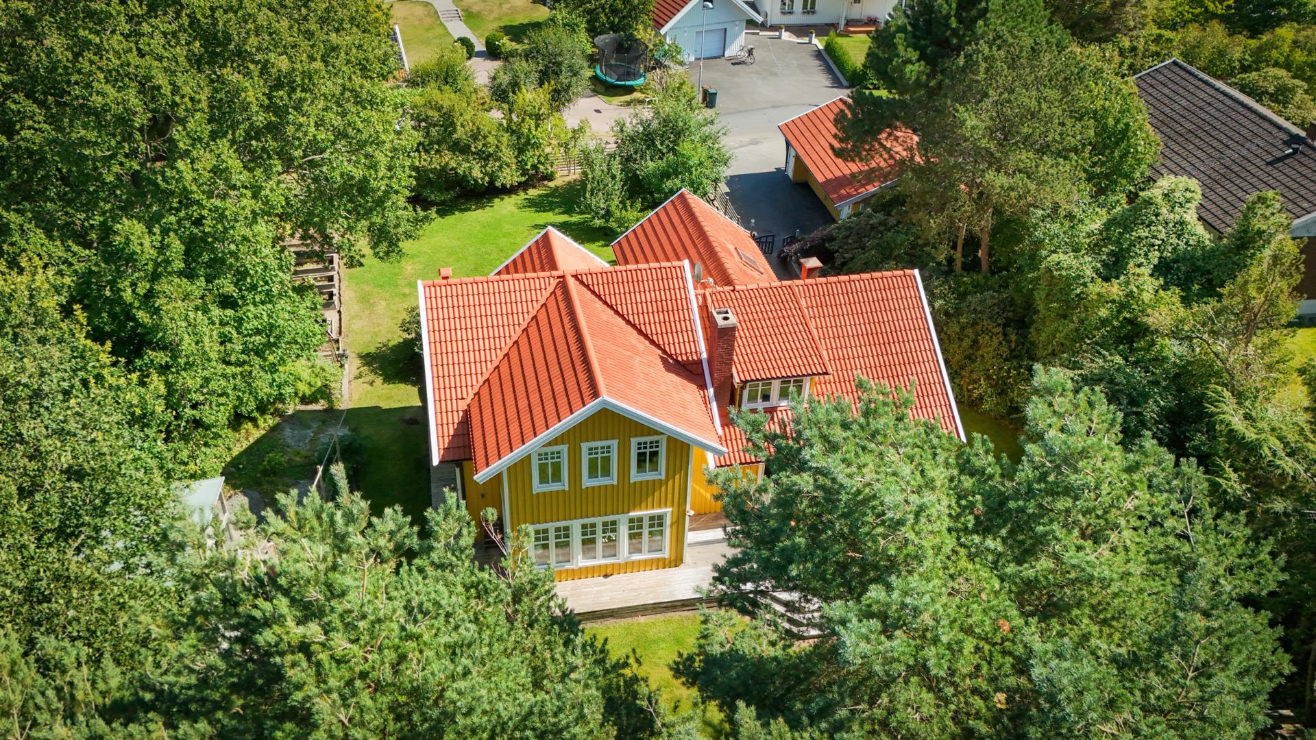 Vacker villa med grönskande trädgård och garage i Björlanda