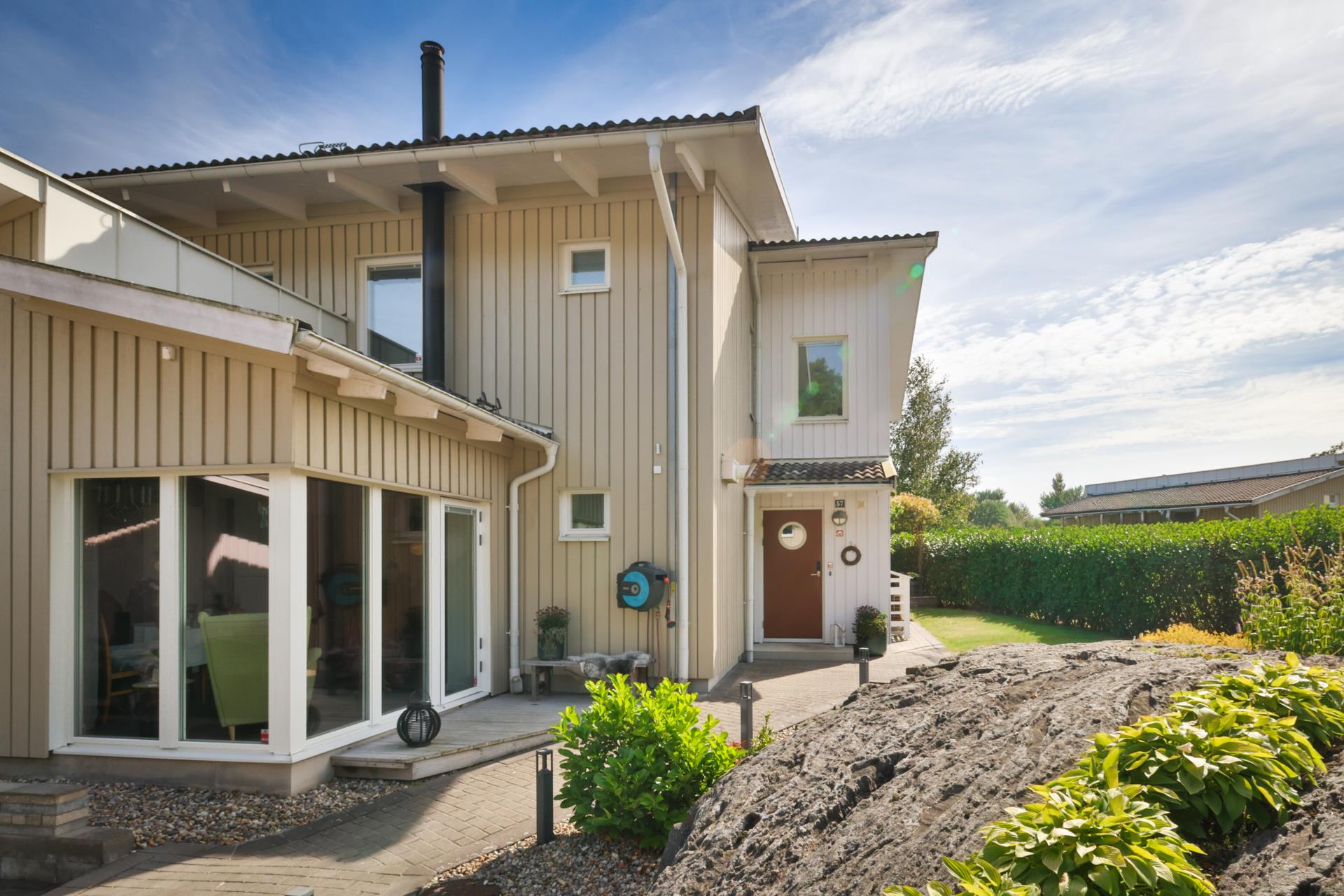 Välskött energieffektivt parhus med fantastisk trädgård i Lilleby