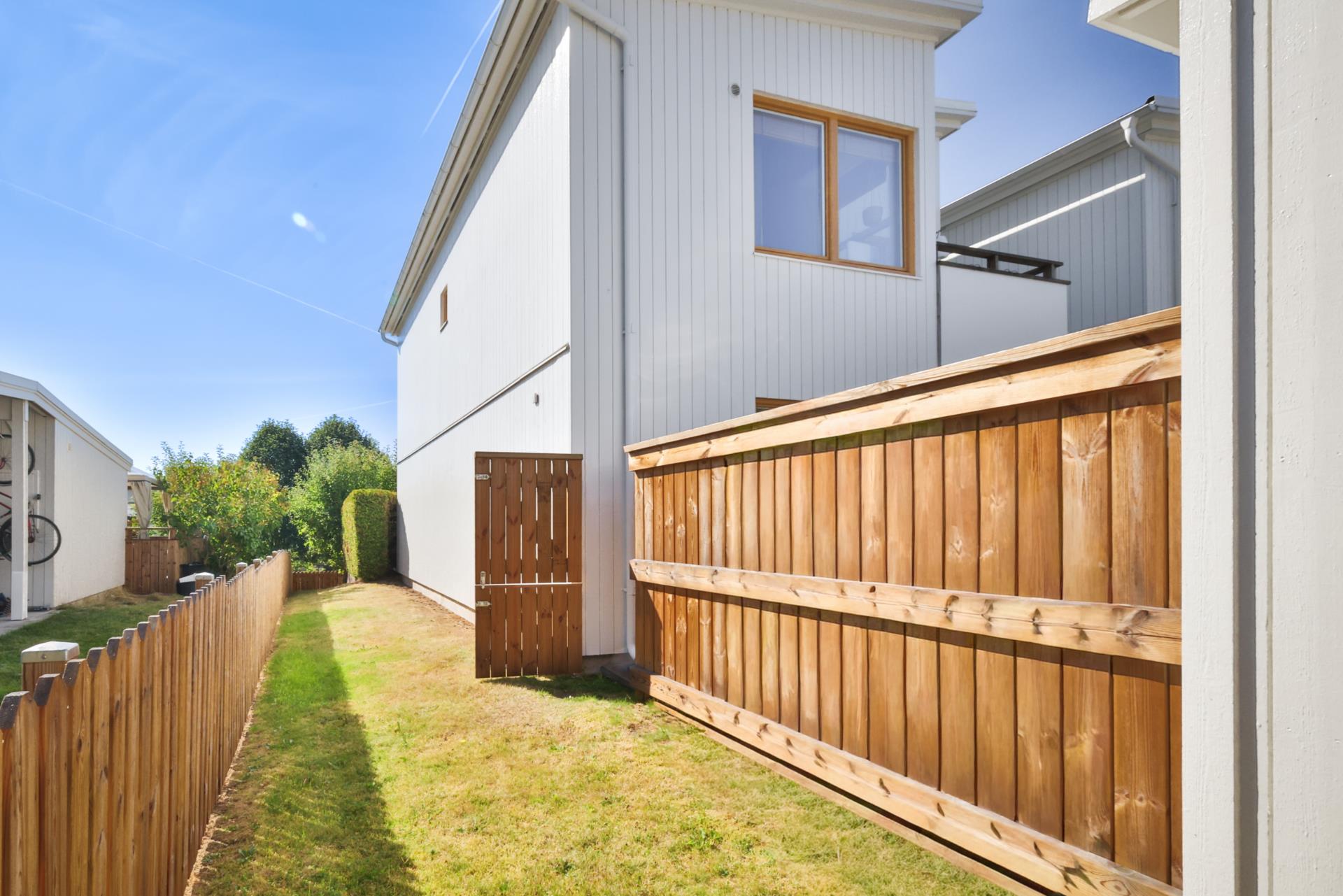 Välskött tvåplansvilla med inhägnad trädgård i söderläge i Kungsbacka