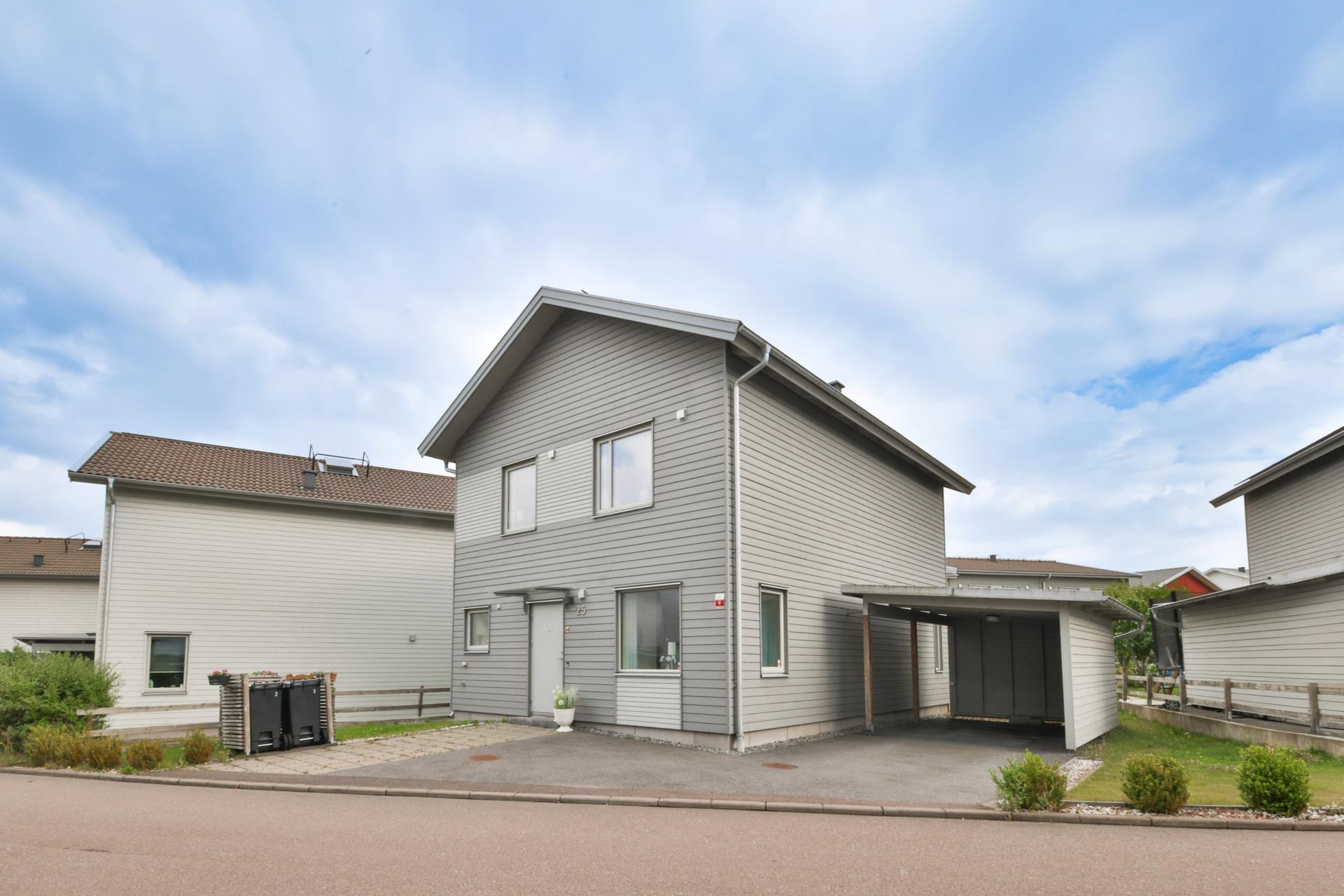 Modernt bostadsrättshus med härlig trädgård och carport i Länsmansgården