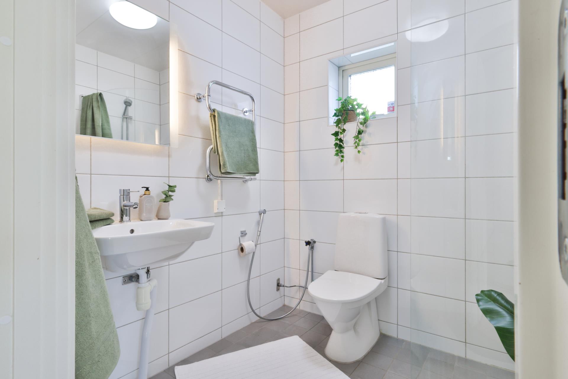 Modernt bostadsrättshus med härlig trädgård och carport i Länsmansgården