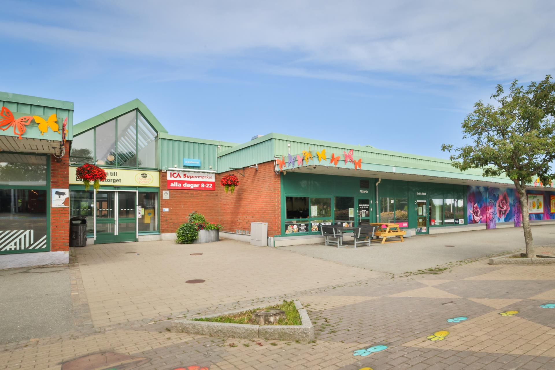Modernt bostadsrättshus med härlig trädgård och carport i Länsmansgården