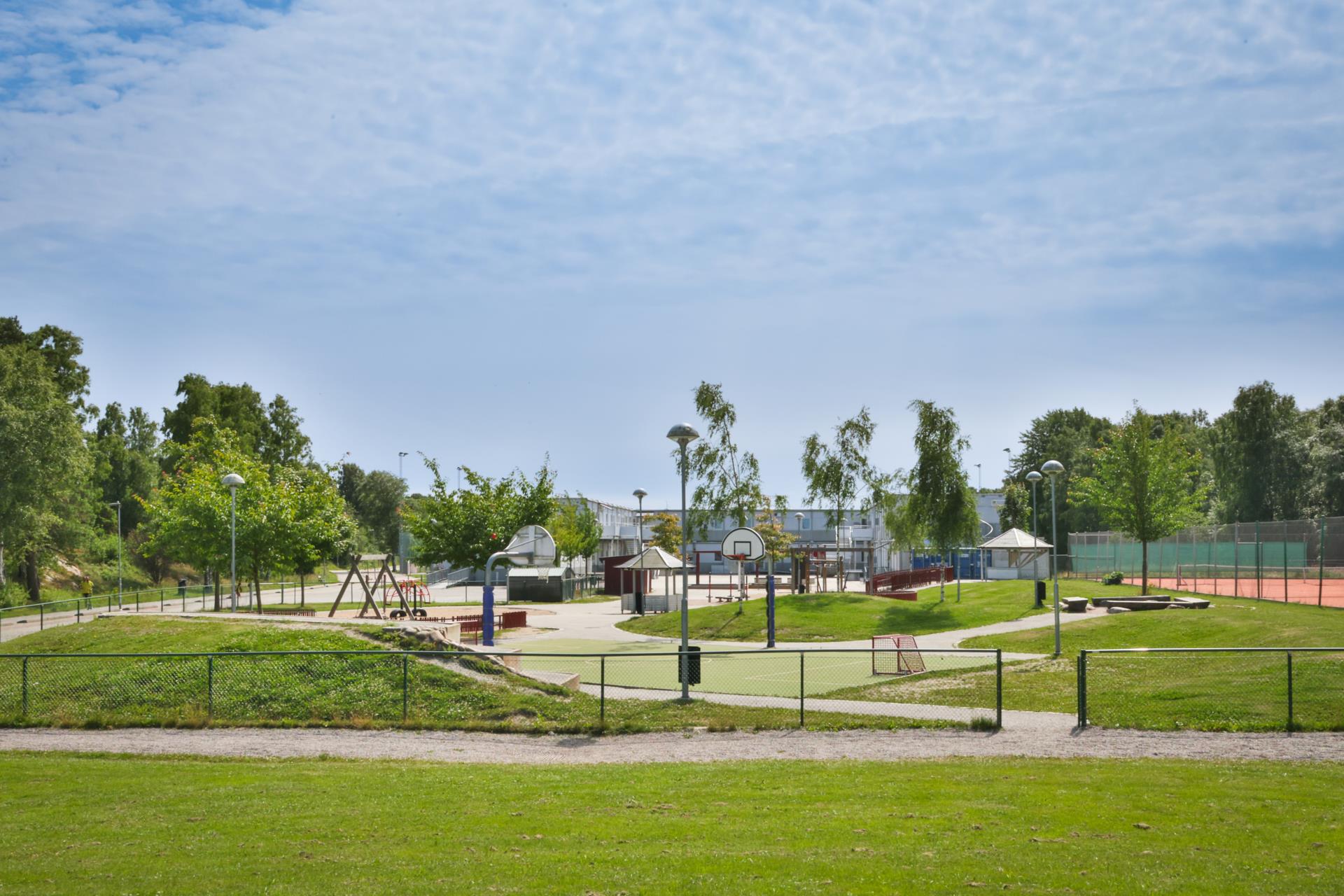 Modernt bostadsrättshus med härlig trädgård och carport i Länsmansgården
