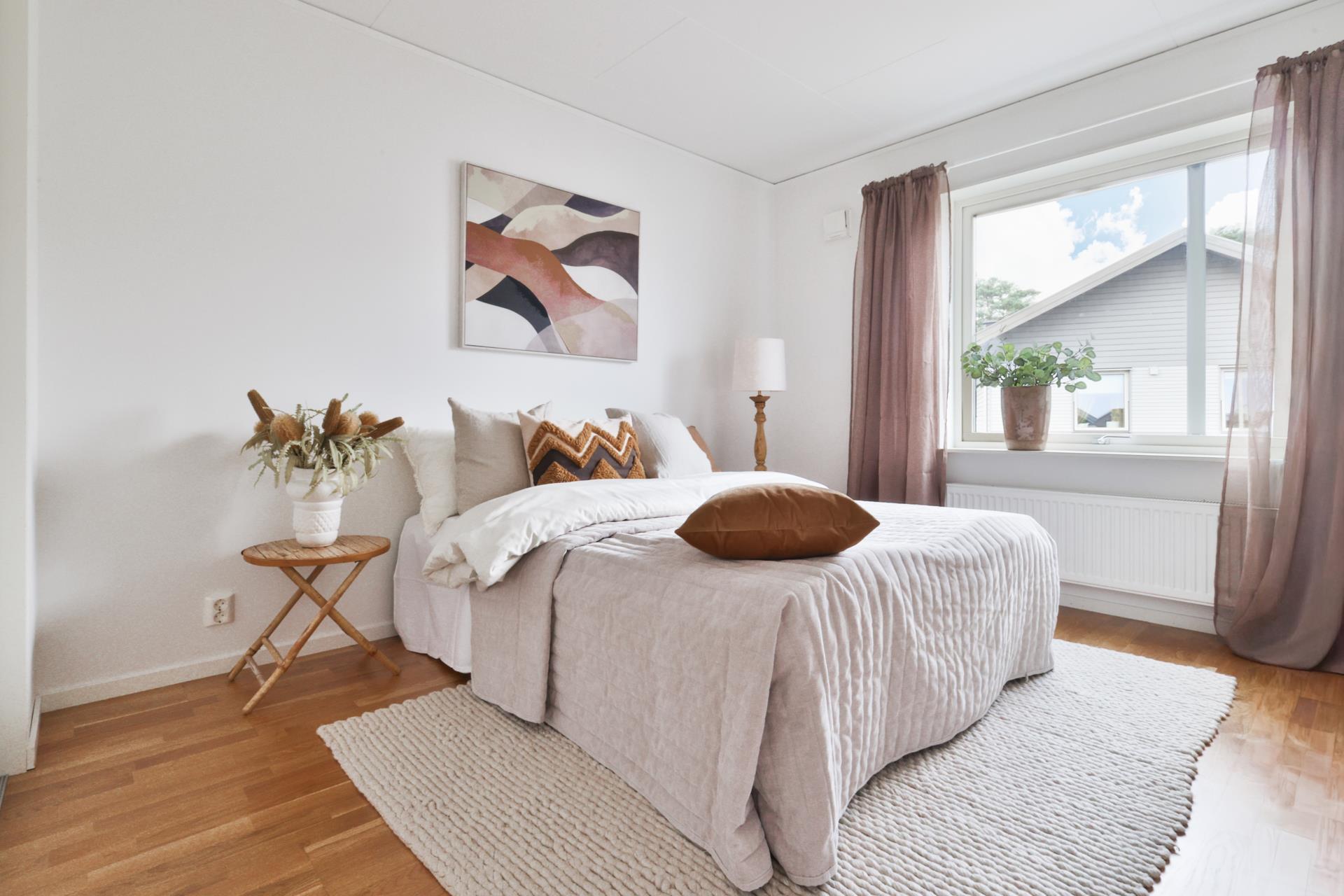 Modernt bostadsrättshus med härlig trädgård och carport i Länsmansgården