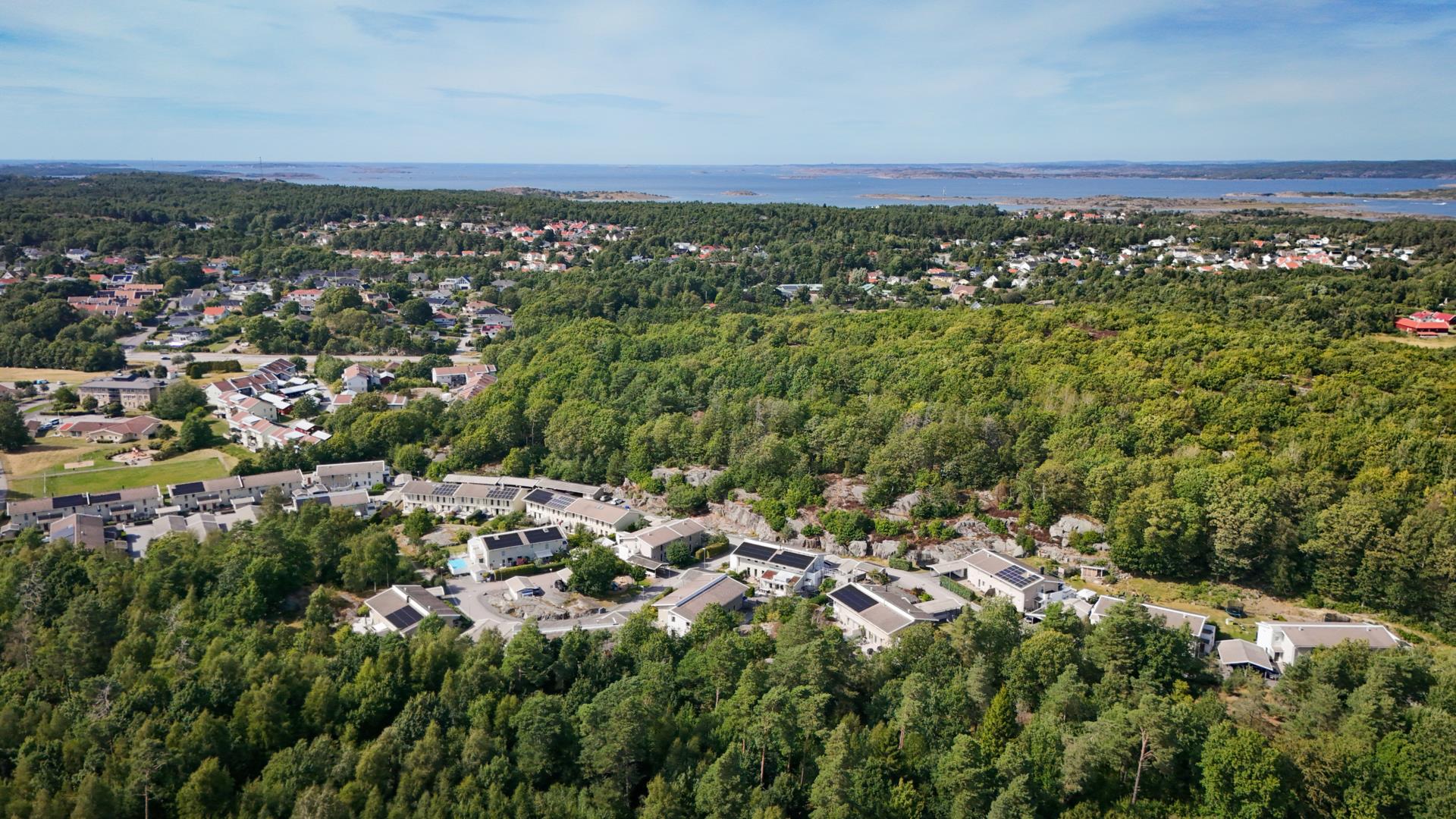 Välskött energieffektivt parhus med fantastisk trädgård i Lilleby