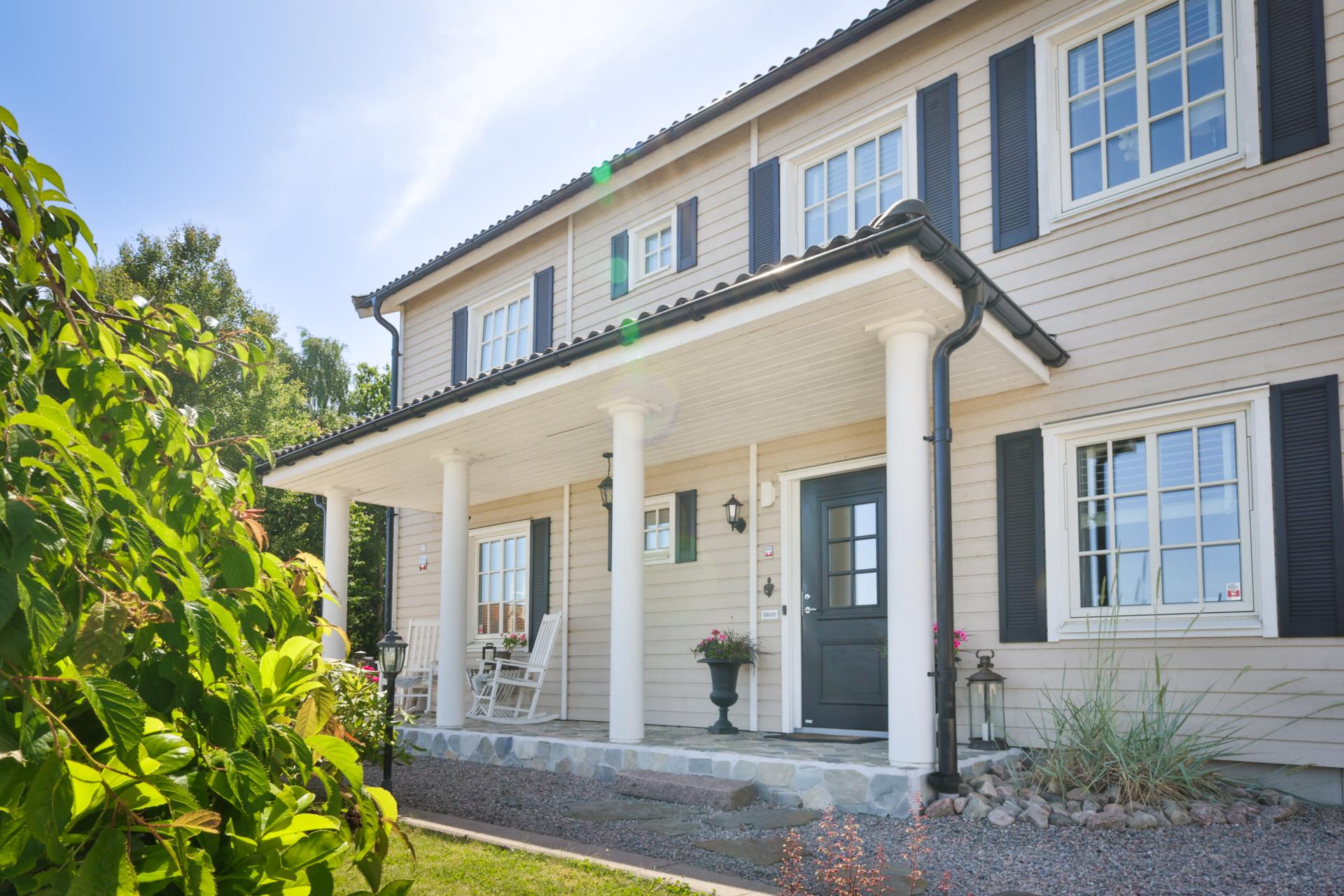 Stilfull New England-villa med spa, bastu och flera uteplatser i Torslanda
