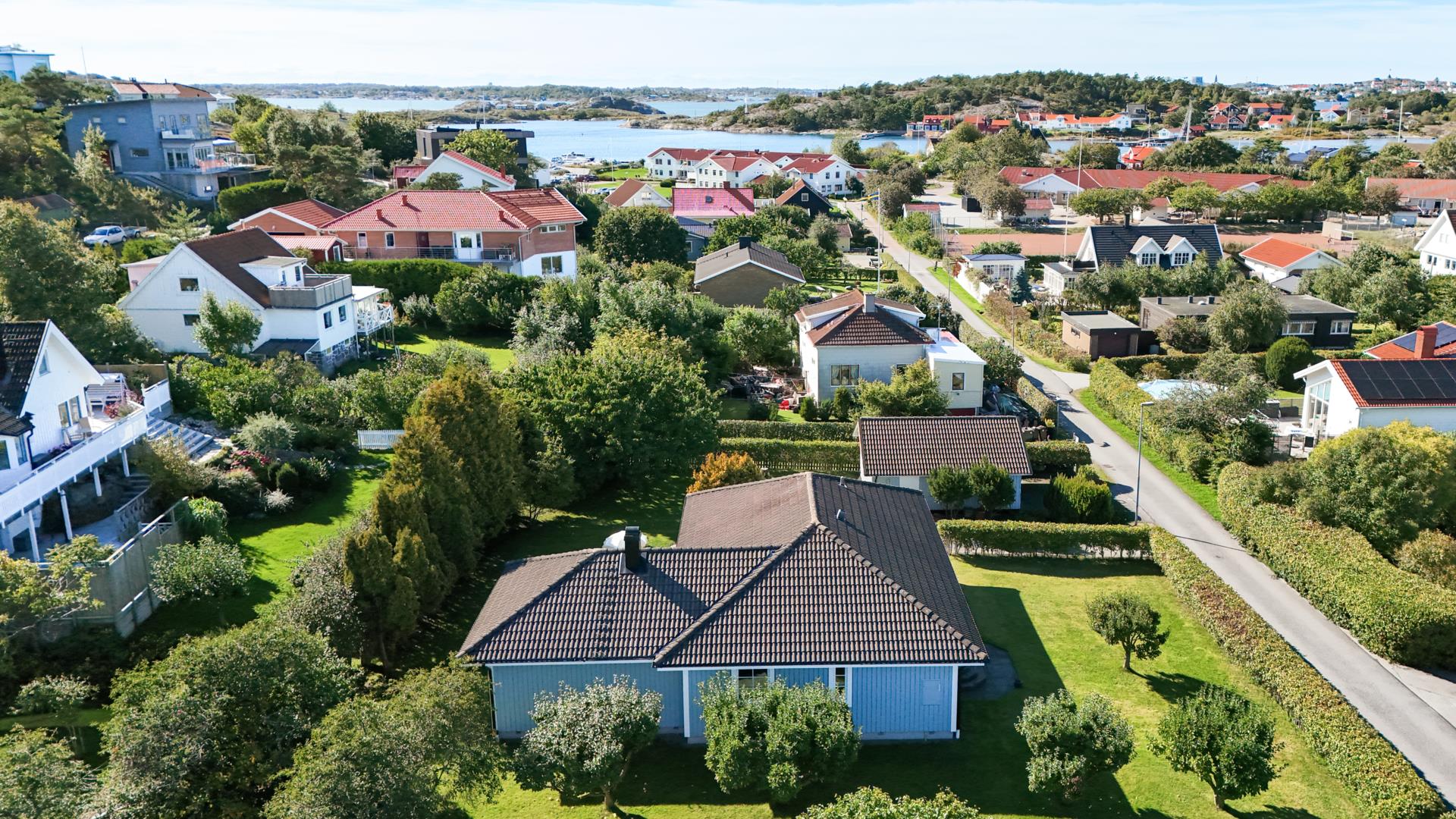 Havsnära enplansvilla med härlig trädgård och dubbelgarage i Hjuvik