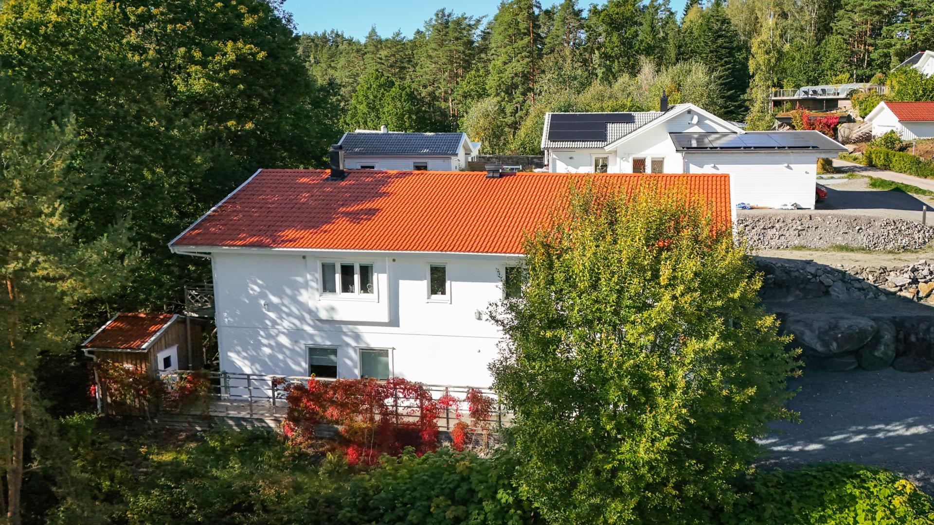 Skogsnära familjevilla i Lerum med attraktiva uthyrningsmöjligheter och egen verkstad