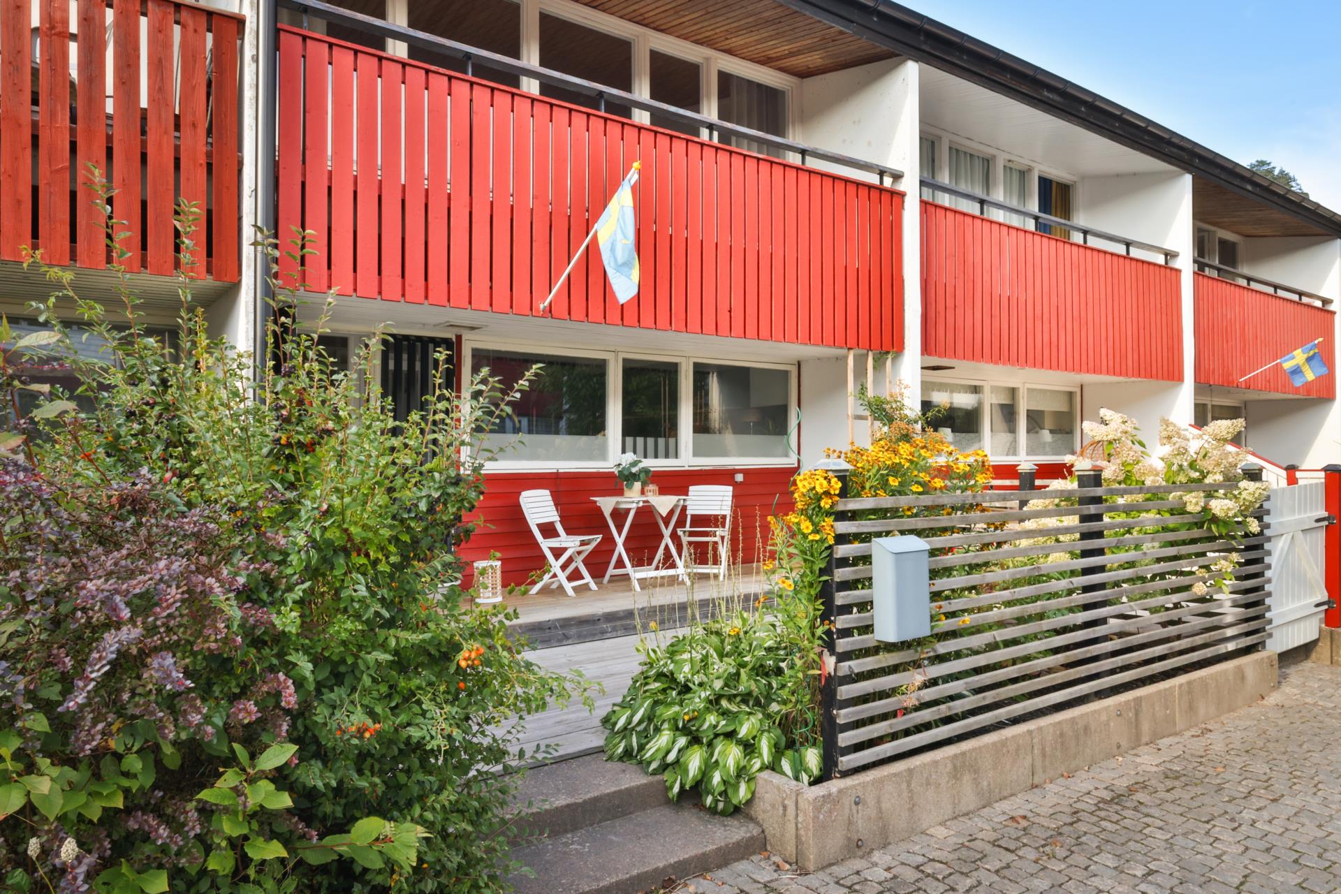 Modernt radhus med härliga uteplatser och garage i Lexby