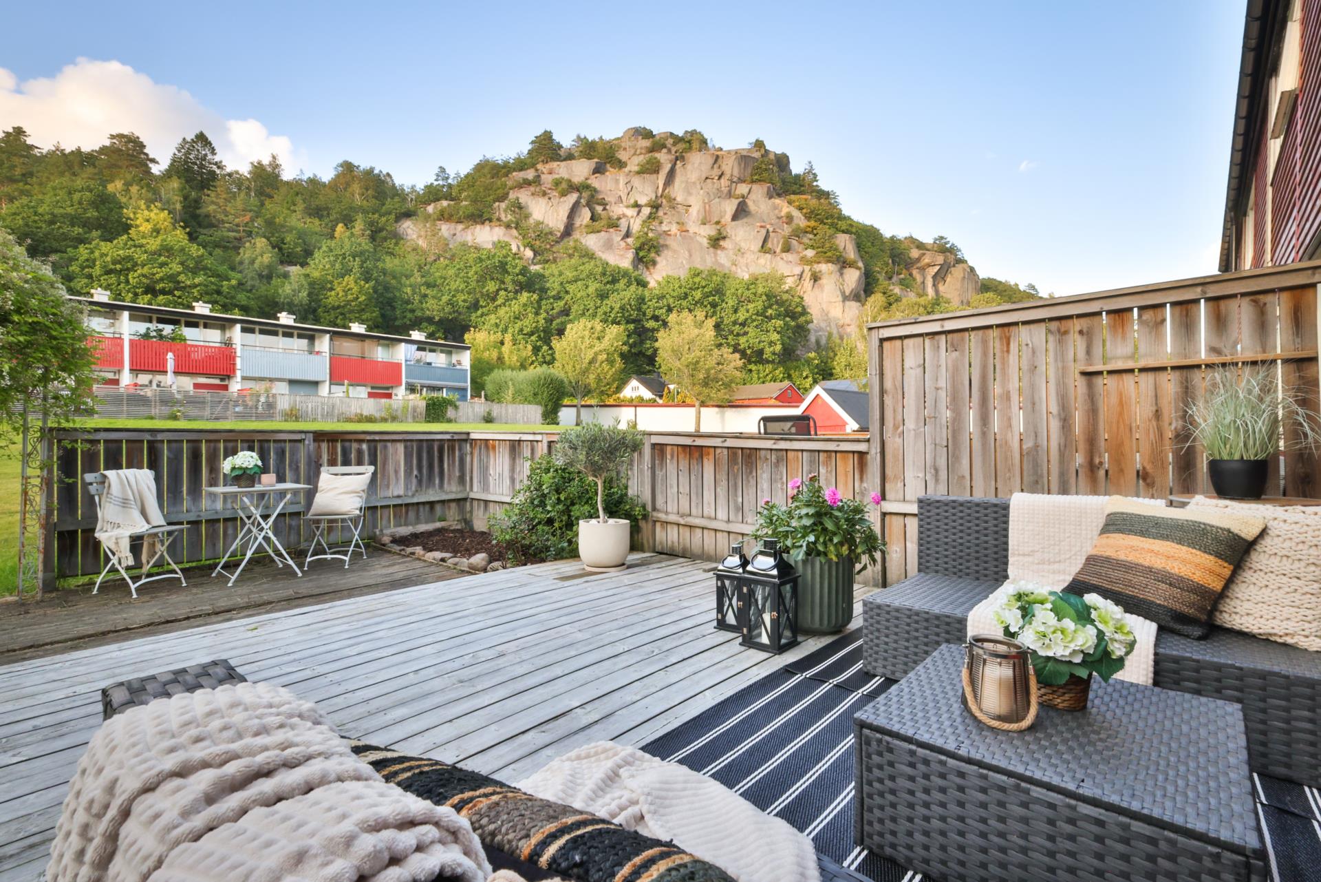 Modernt radhus med härliga uteplatser och garage i Lexby