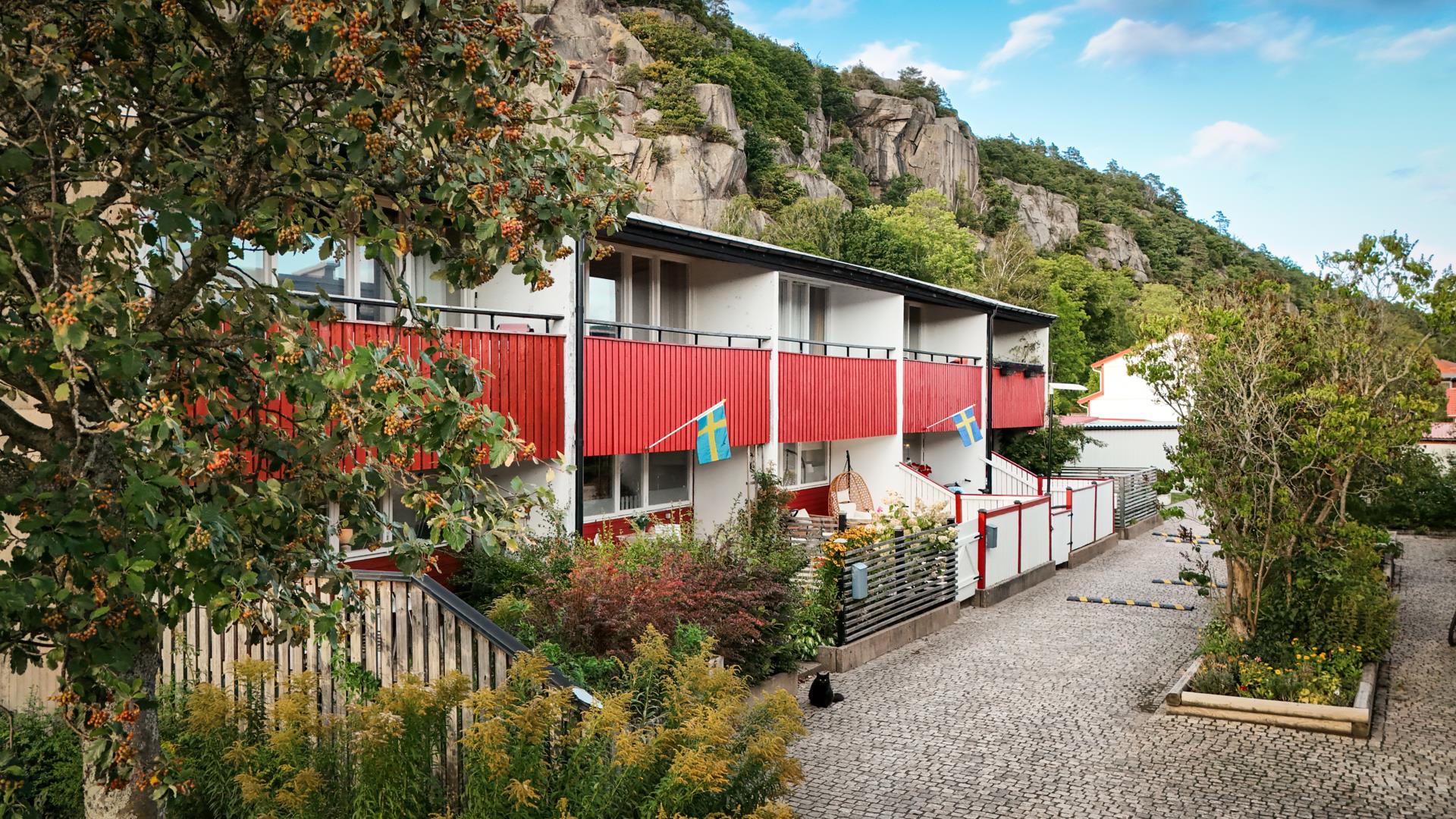 Modernt radhus med härliga uteplatser och garage i Lexby
