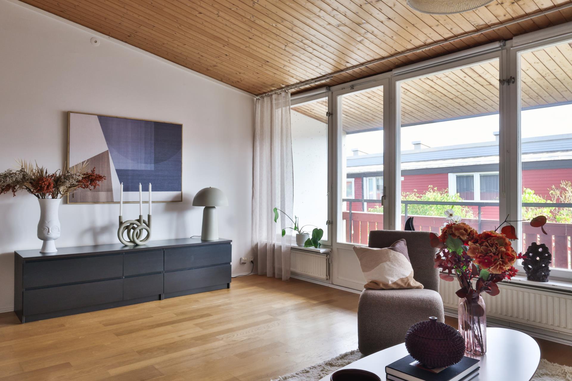 Modernt radhus med härliga uteplatser och garage i Lexby