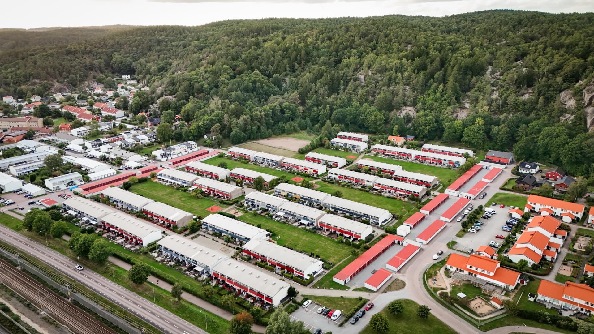 Modernt radhus med härliga uteplatser och garage i Lexby