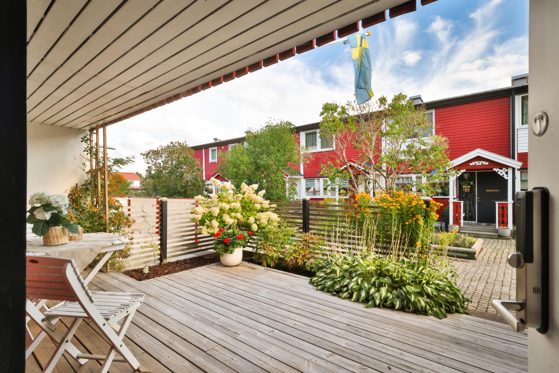 Modernt radhus med härliga uteplatser och garage i Lexby