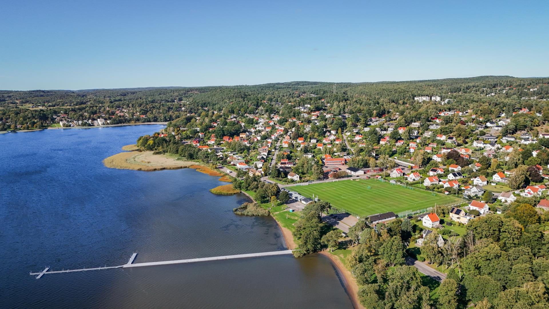 Skogsnära familjevilla i Lerum med attraktiva uthyrningsmöjligheter och egen verkstad