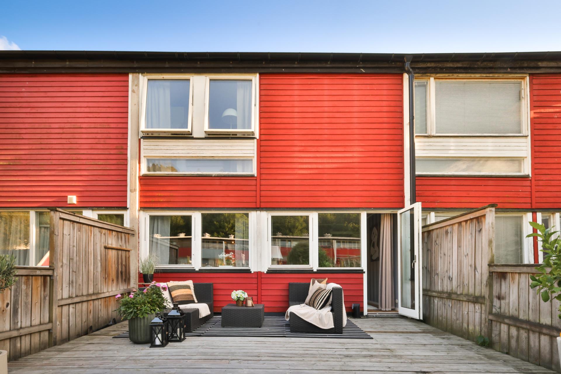 Modernt radhus med härliga uteplatser och garage i Lexby