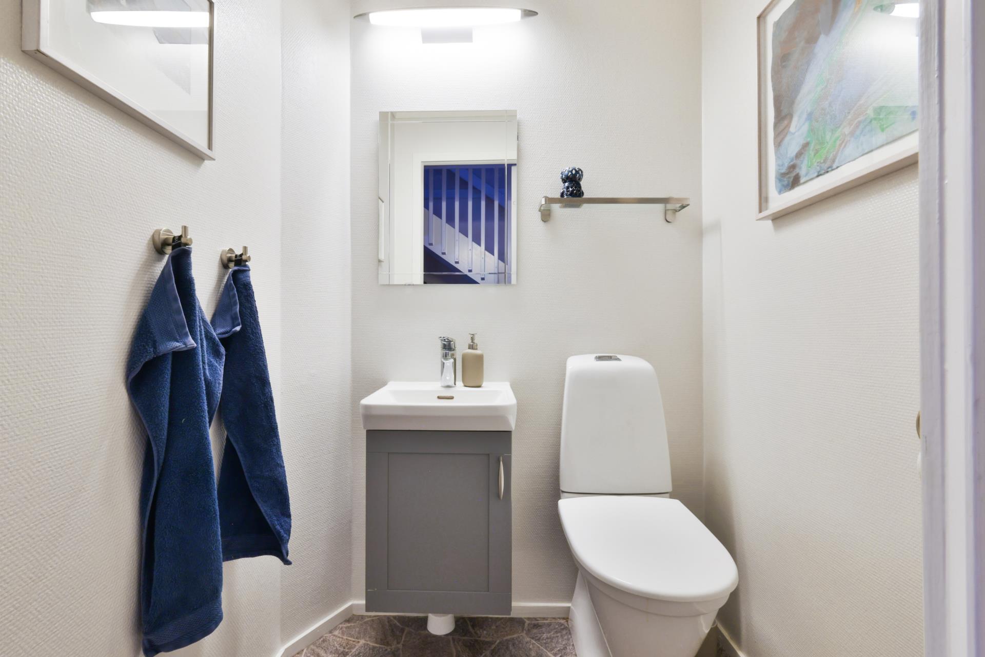 Trivsamt radhus med trädgård och balkong på populära Runslingan