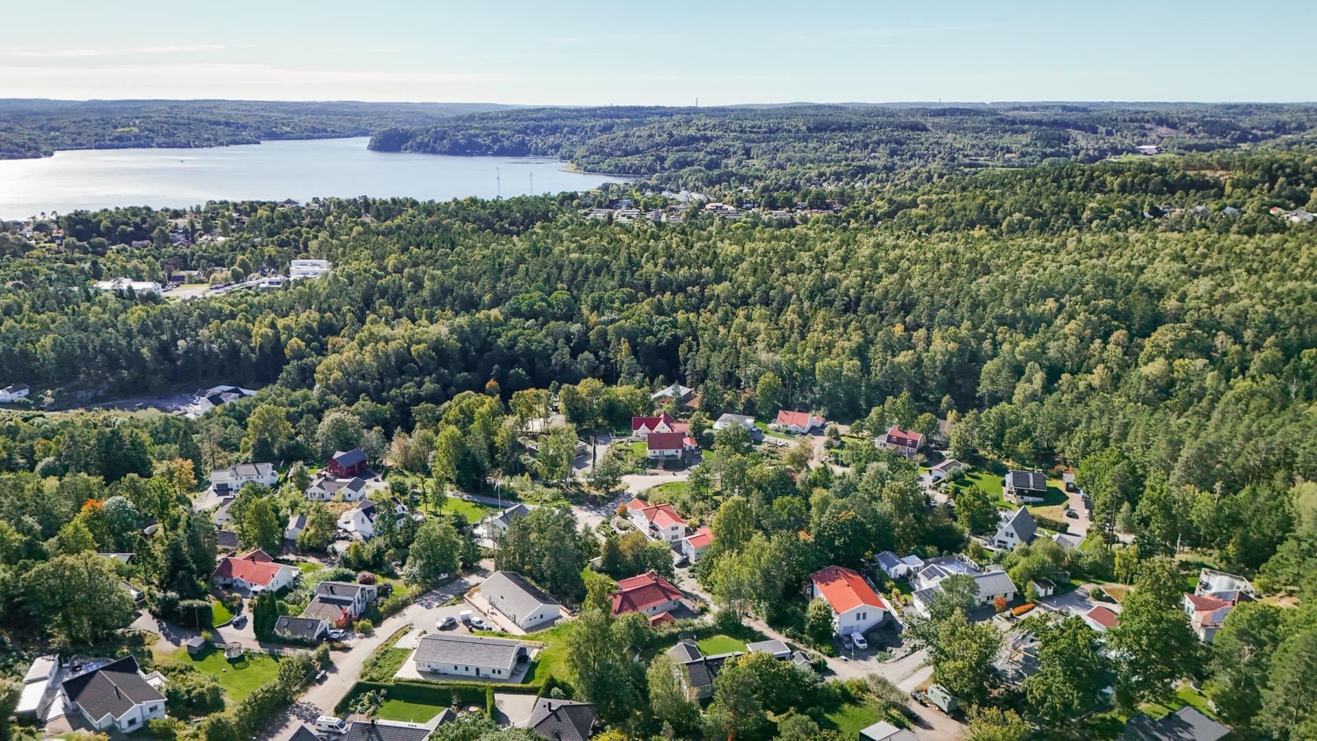 Skogsnära familjevilla i Lerum med attraktiva uthyrningsmöjligheter och egen verkstad