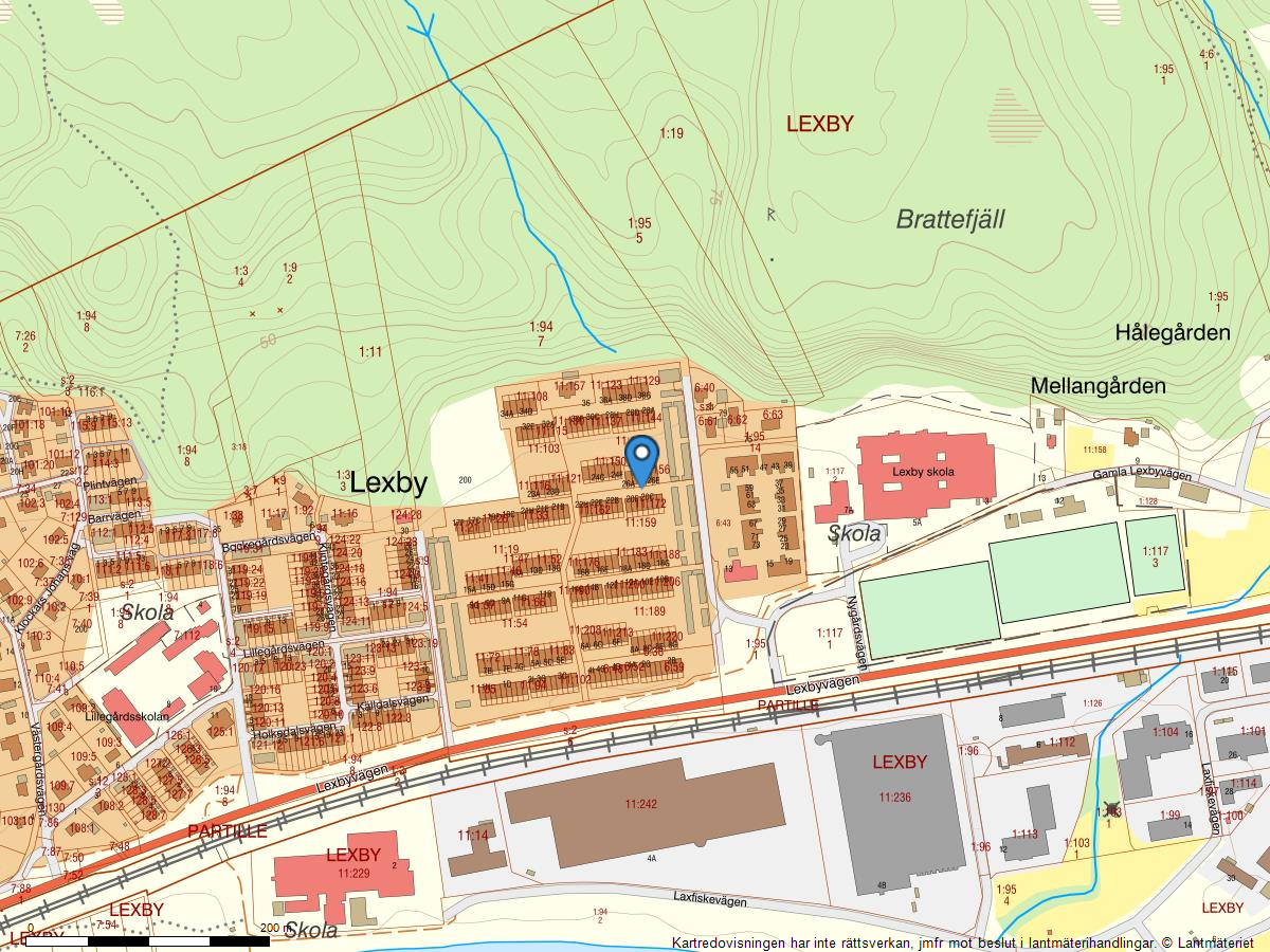 Modernt radhus med härliga uteplatser och garage i Lexby