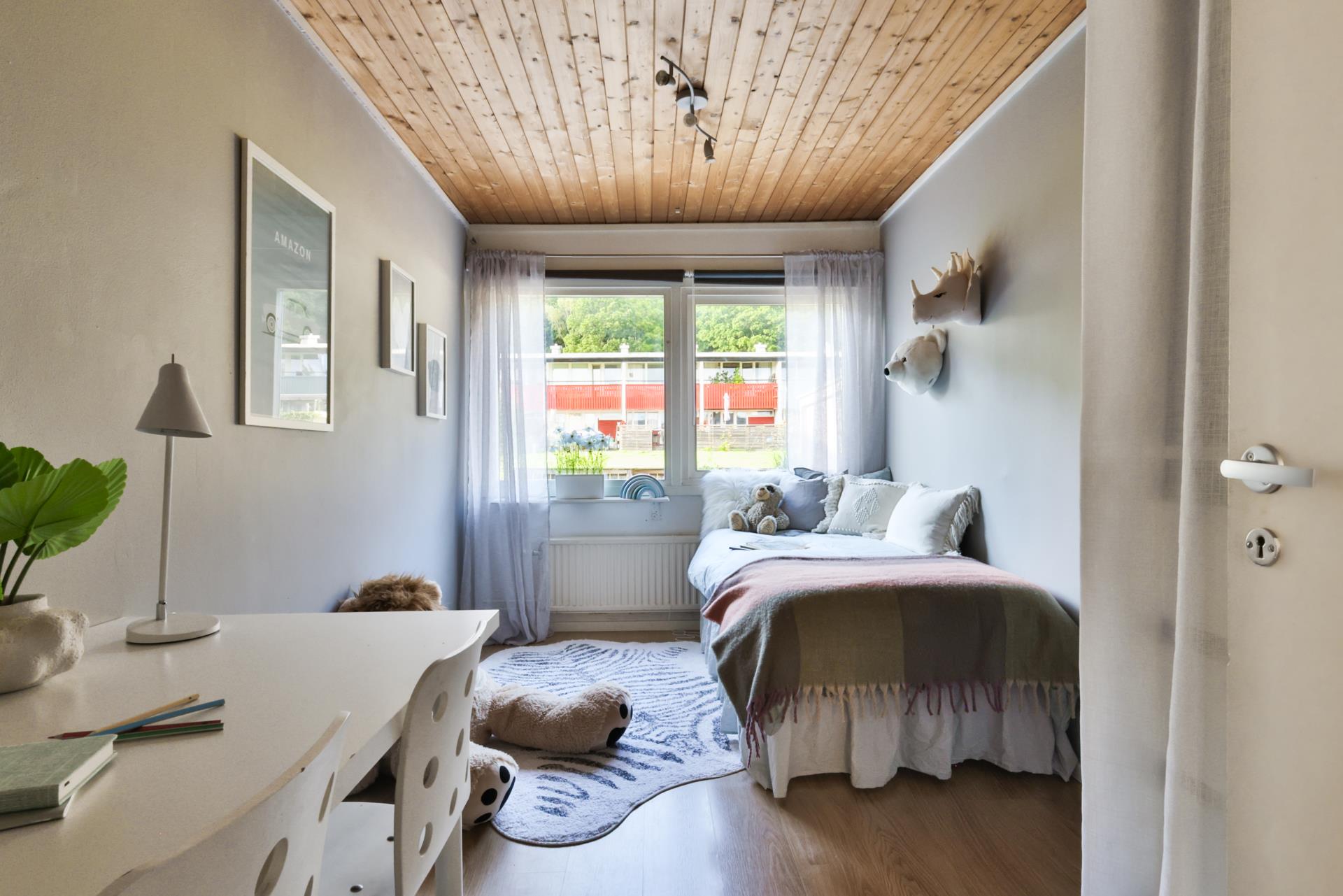 Modernt radhus med härliga uteplatser och garage i Lexby