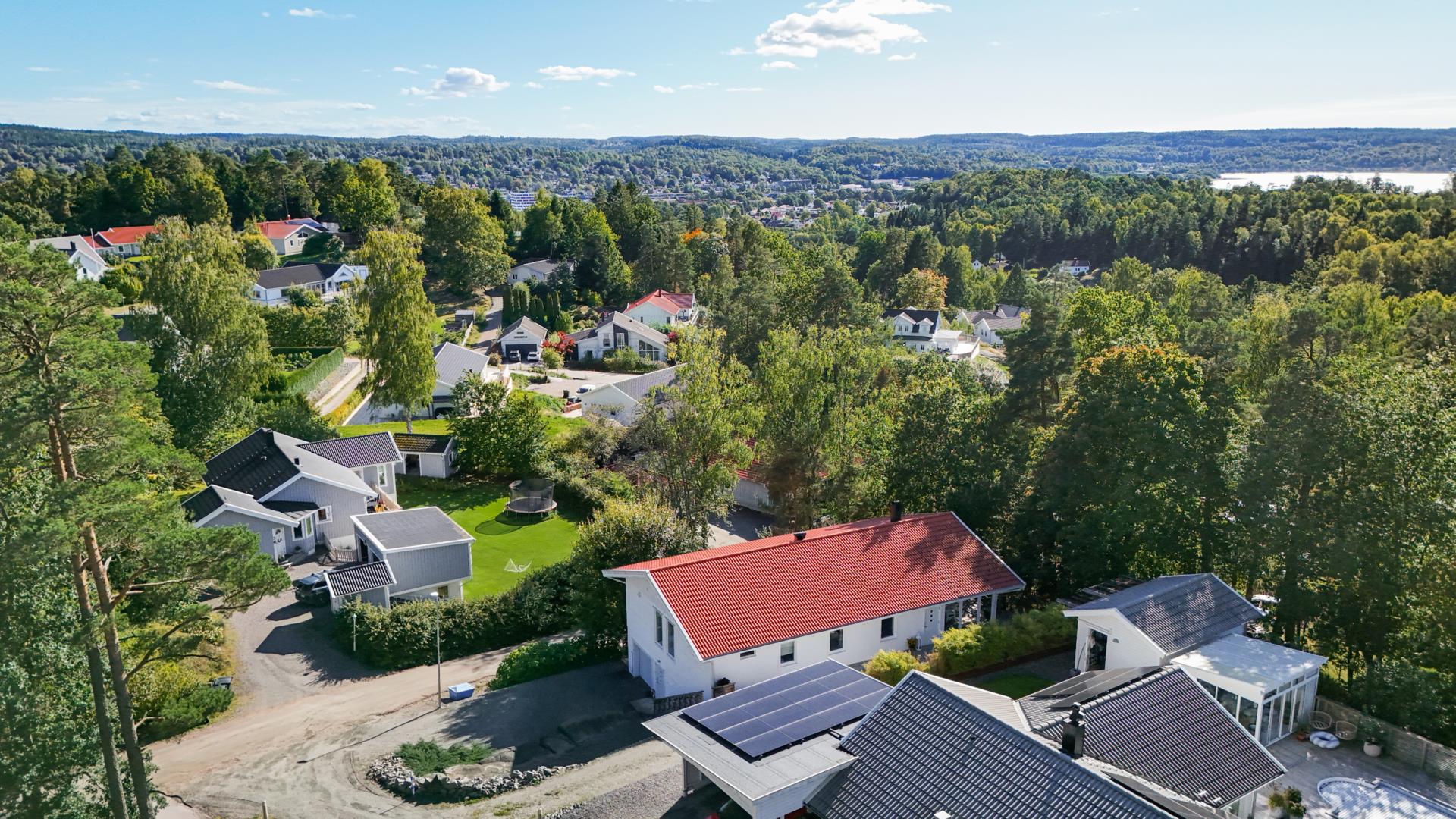 Skogsnära familjevilla i Lerum med attraktiva uthyrningsmöjligheter och egen verkstad
