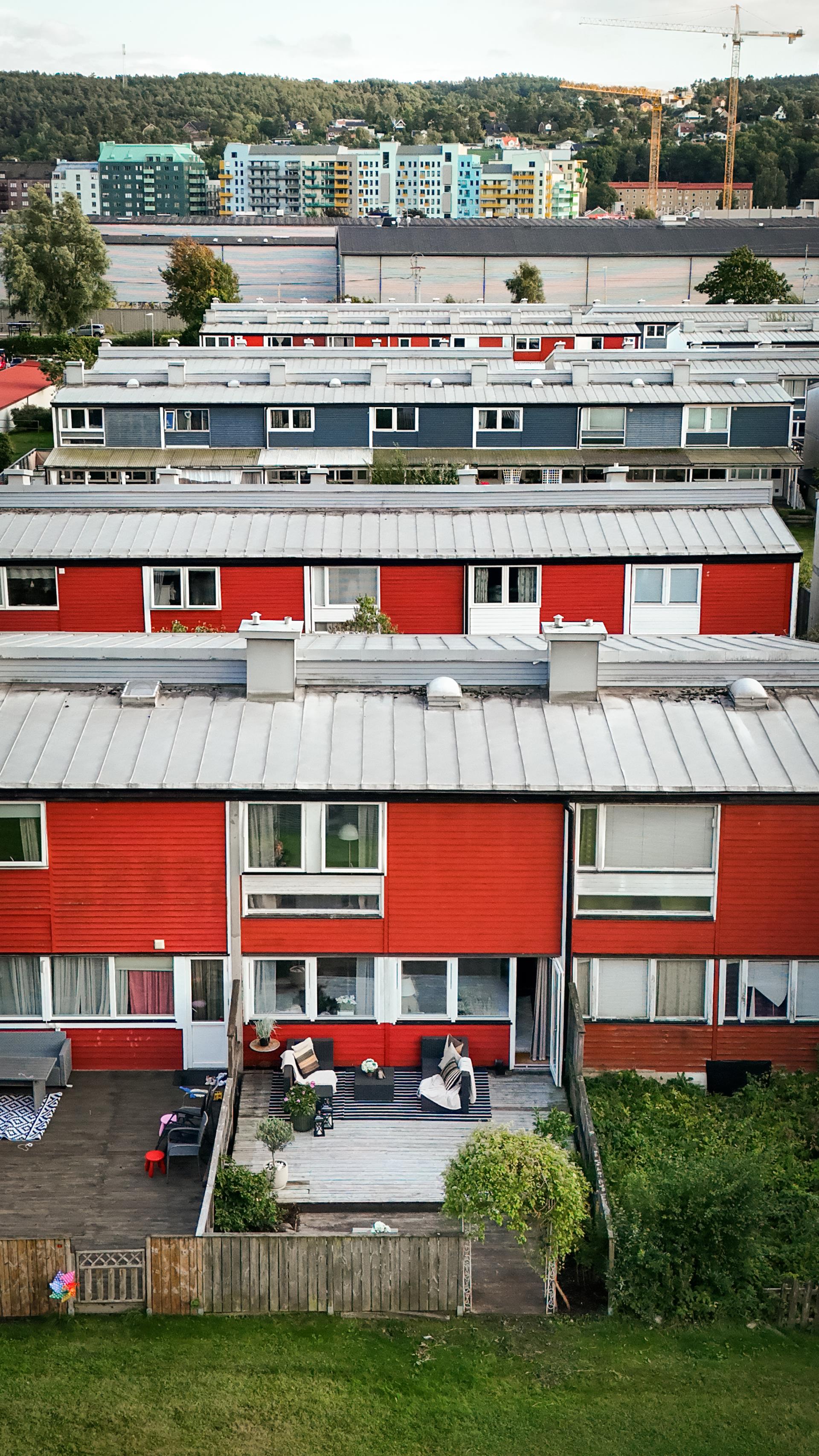 Modernt radhus med härliga uteplatser och garage i Lexby