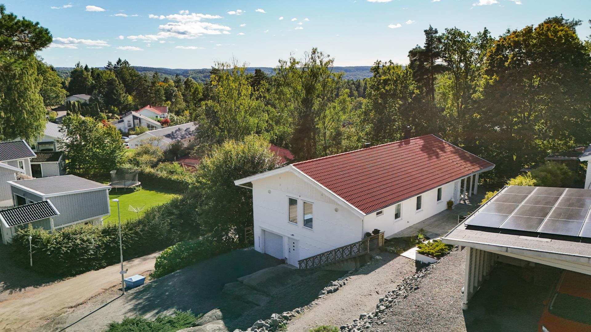 Skogsnära familjevilla i Lerum med attraktiva uthyrningsmöjligheter och egen verkstad
