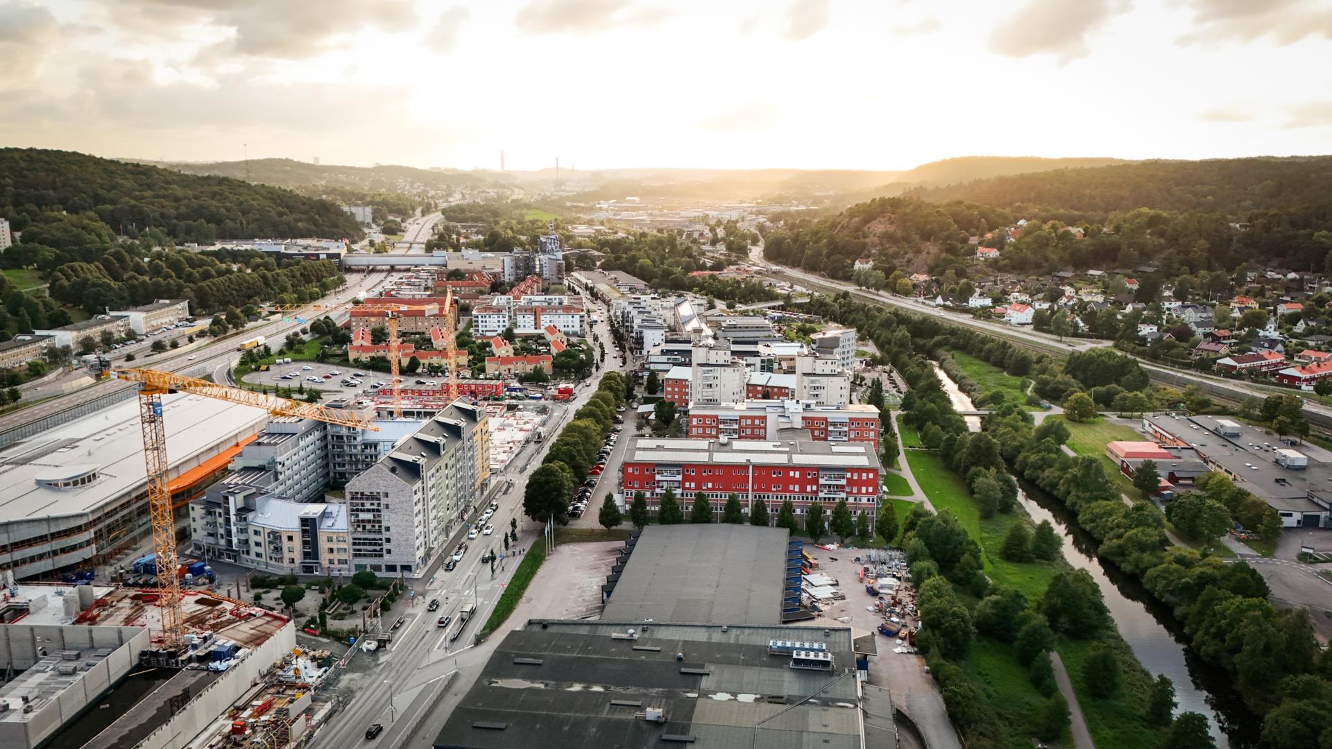 Modernt radhus med härliga uteplatser och garage i Lexby