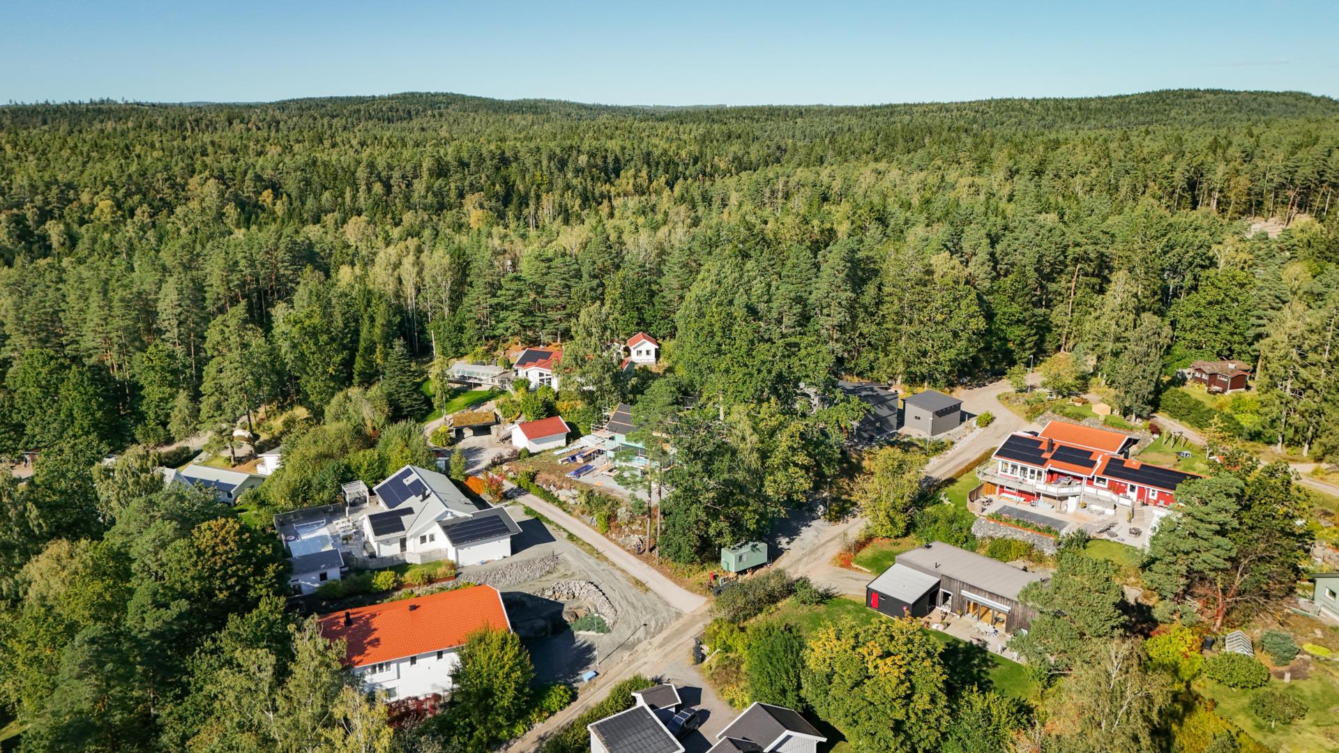 Skogsnära familjevilla i Lerum med attraktiva uthyrningsmöjligheter och egen verkstad