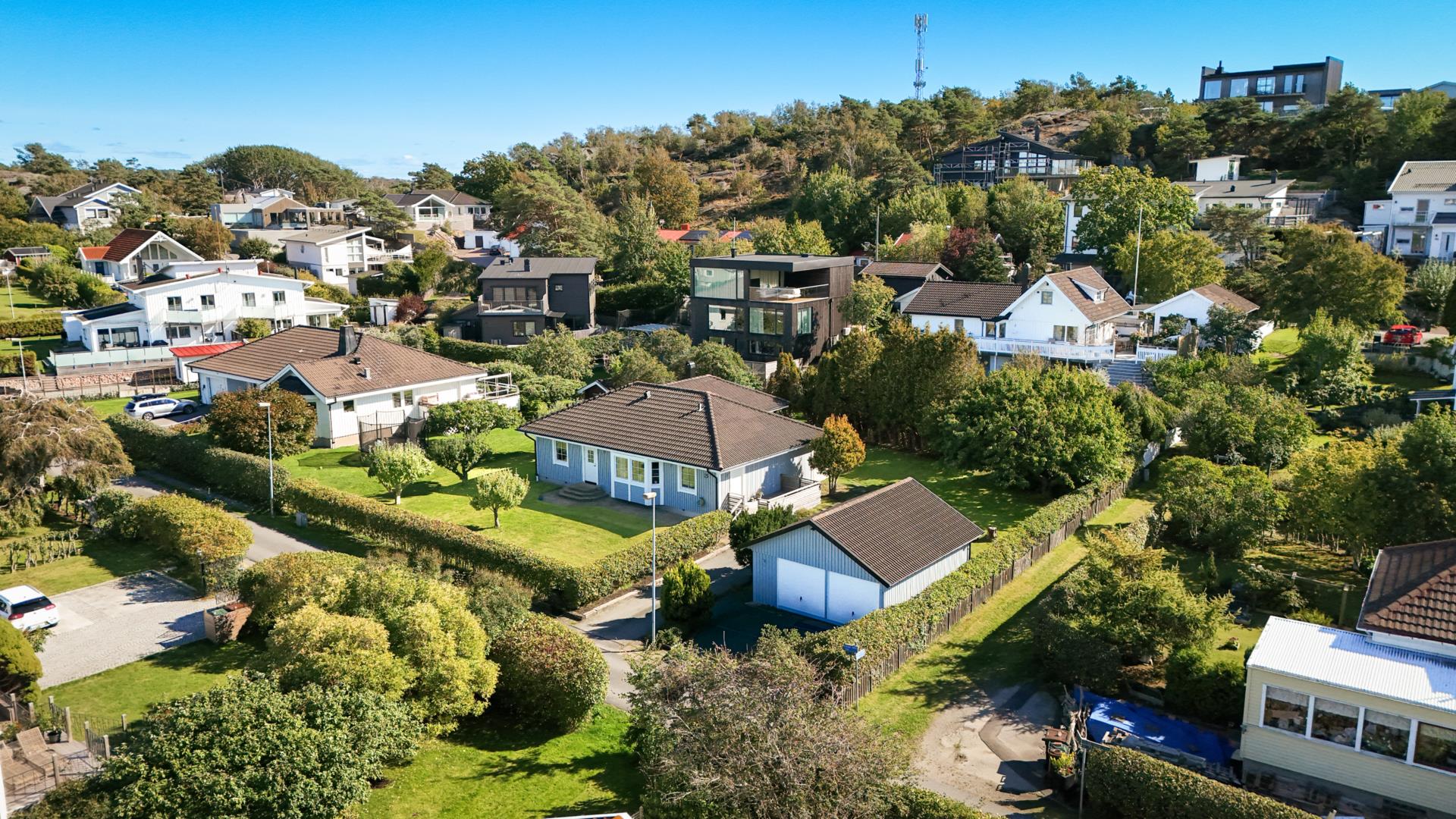 Havsnära enplansvilla med härlig trädgård och dubbelgarage i Hjuvik