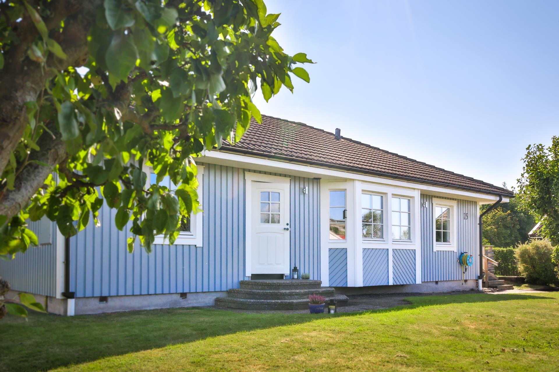 Havsnära enplansvilla med härlig trädgård och dubbelgarage i Hjuvik