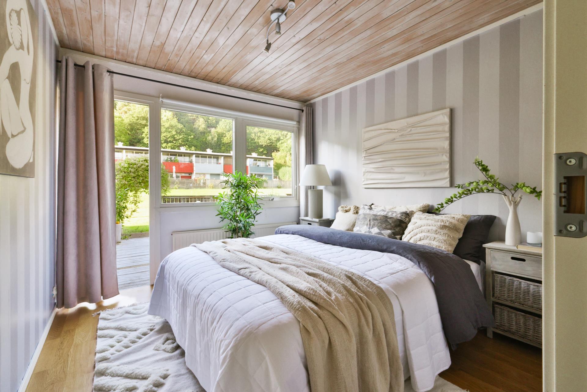 Modernt radhus med härliga uteplatser och garage i Lexby