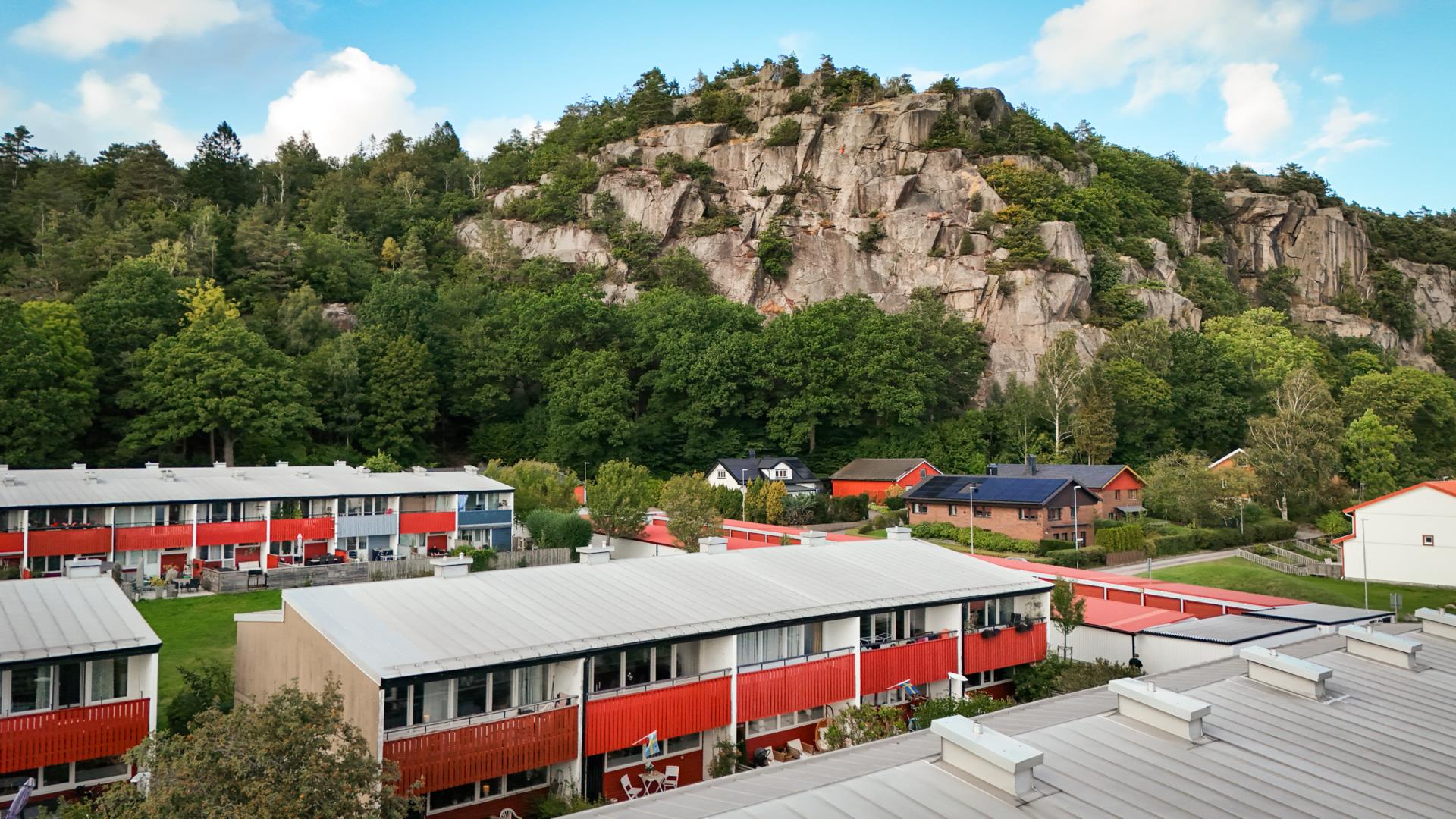 Modernt radhus med härliga uteplatser och garage i Lexby