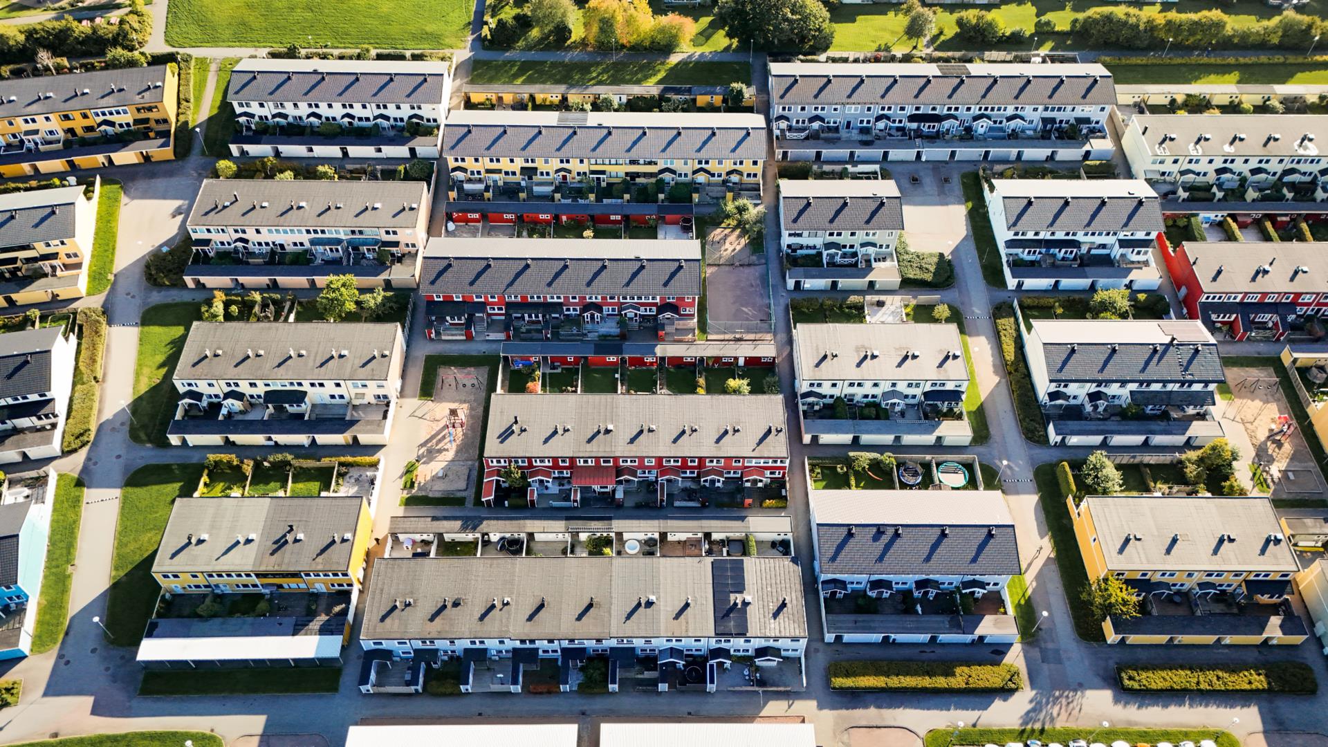 Trivsamt radhus med trädgård och balkong på populära Runslingan