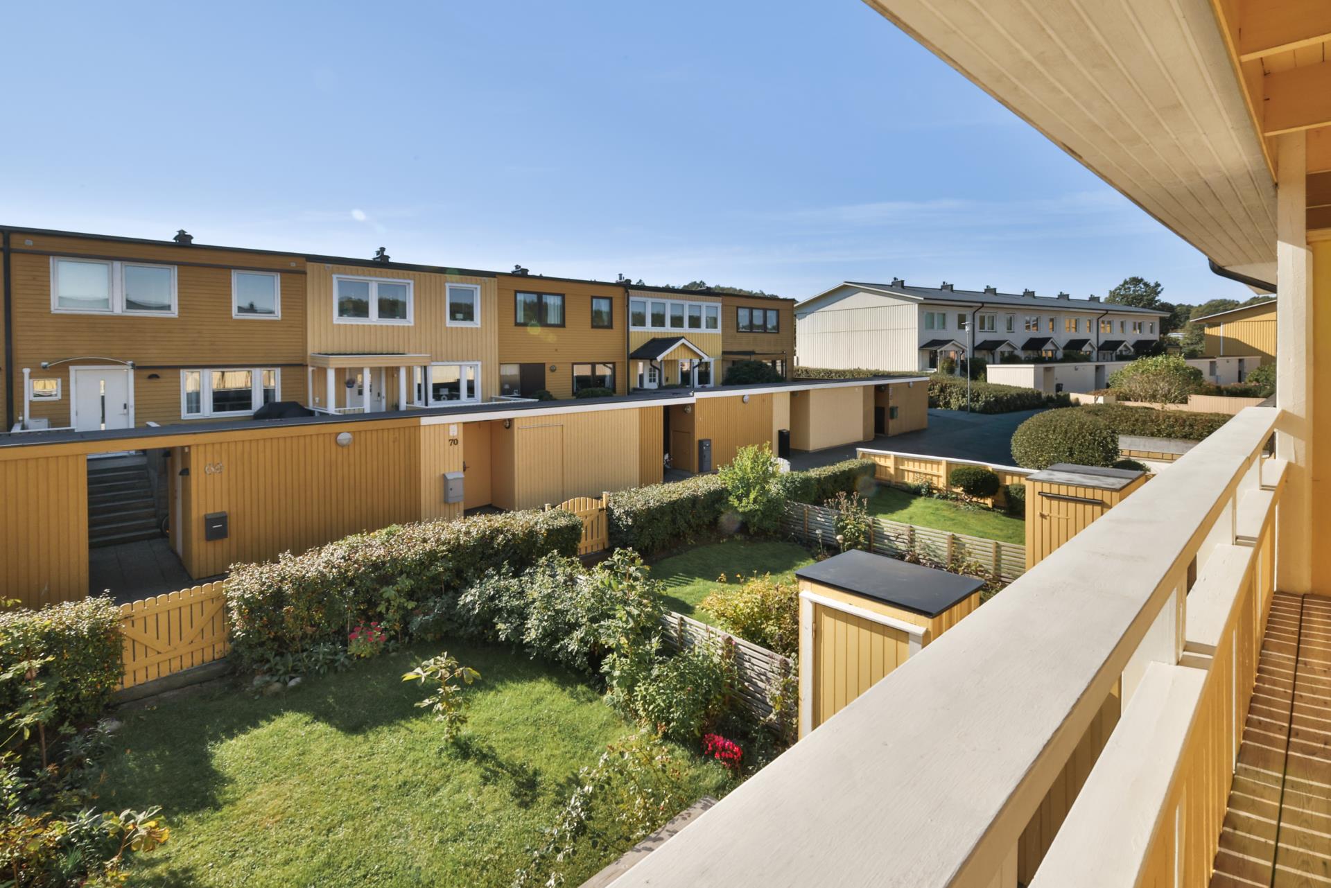 Trivsamt radhus med trädgård och balkong på populära Runslingan
