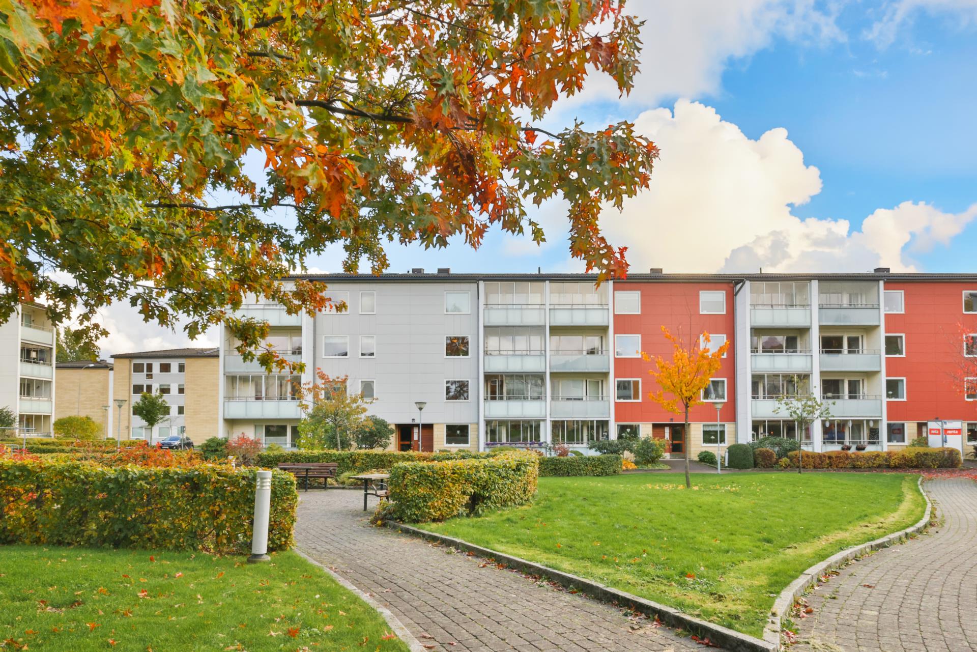 Ljus 3:a i Bifrost med balkong mot grönskande gård i en stabil förening